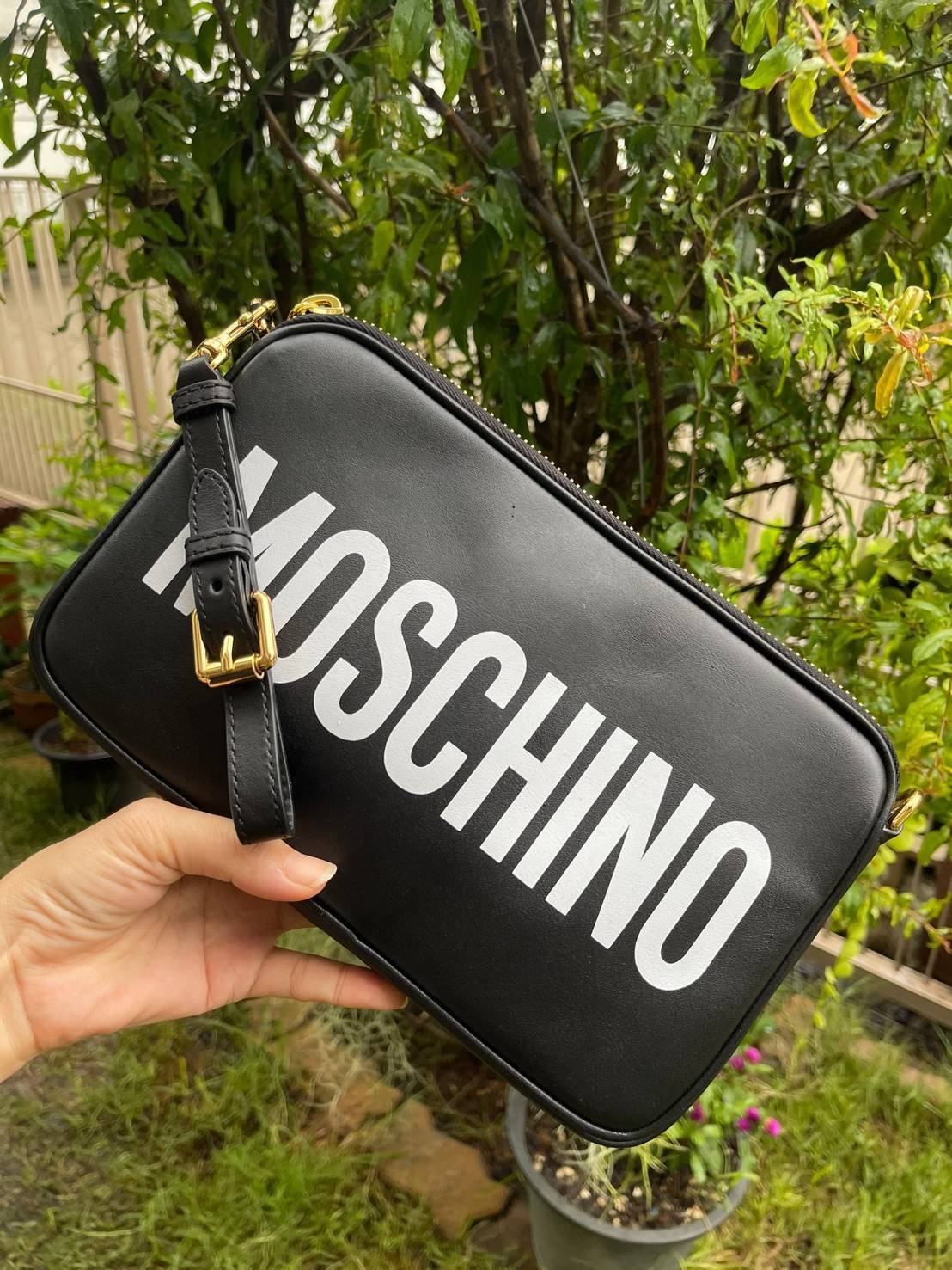 Moschino logo cross body bag แบรนด์ดังสุดแซบจากประเทศอิตาลี ดีไซน์เรียบง่ายด้วยหนังวัวแท้100%แต่ไม่ดูเว่อร์วังแบบออกงานจนเกินไป จึงสามารถสะพายไปเดินเล่นชิล ๆ วันหยุดหรือจะหิ้วไปออฟฟิศก็ยังได้ และความพิเศษของรุ่นนี้ก็คือ มีช่องสำหรับใส่บัตรเครดิตและช่องซิป