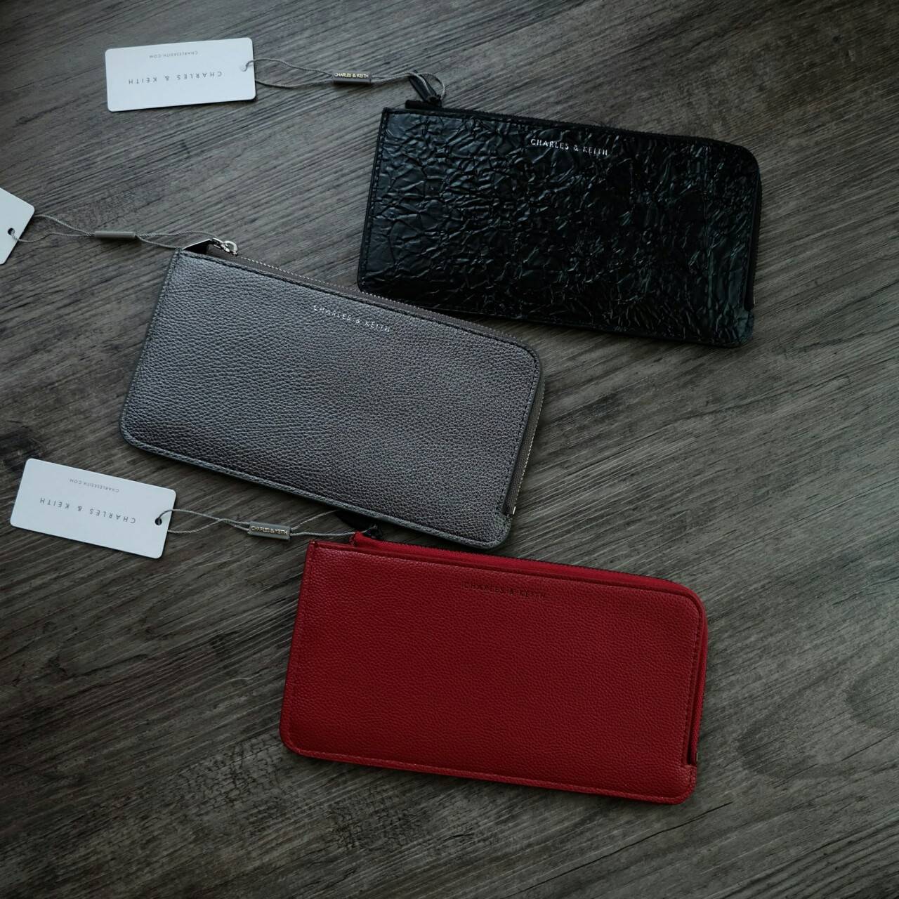 Charles & Keith Zip Wallet กระเป๋าสตางค์ใบยาว บาง พกพาสะดวก แถมกระเป๋าใบเล็กใส่บัตรให้อีก 1 ใบ เปิด - ปิดกระเป๋าด้วยซิป ภายในมีช่องใส่บัตรหลายช่อง และช่องใส่ธนบัตร ใบจริงสวย น่าใช้ทุกสีเลยค่าา