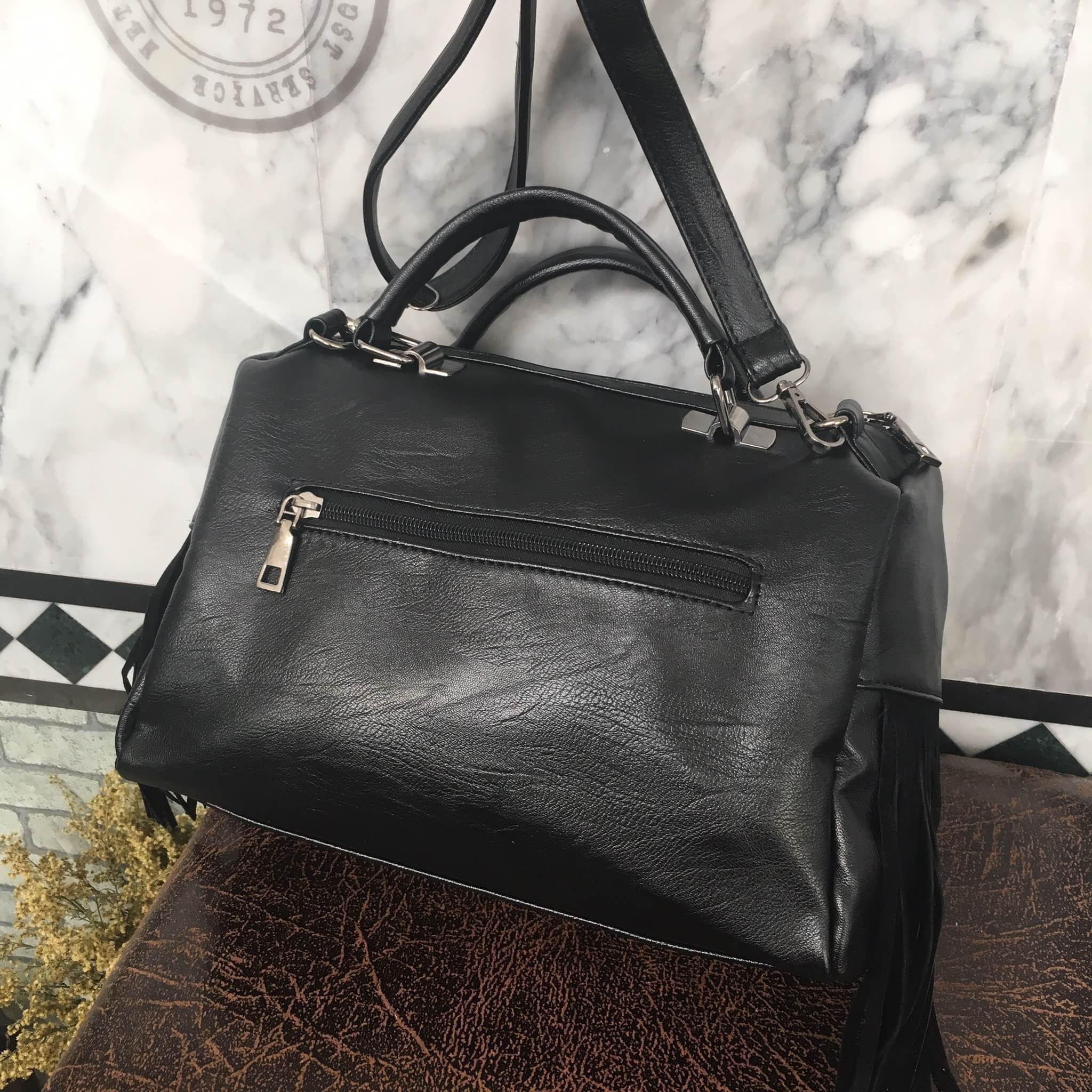 ใหม่ล่าสุด ทรง classic ตลอดกาล จากแบรนด์ PARFOIS ตัวกระเป๋าขนาดกำลังดี หนังเนื้อนิ่ม ลายหนังสวยมากค่า ออกแบบมาเท่มากๆคะ ใบนี้ ด้านข้างประดับด้วย frink หนังกลัลเกร๋มากกกก ด้านหน้าตีลายตาราง มีหูจับ 2 ด้าน #ที่สำคัญ มี สายให้ถึง 2 เส้น คือ สายสะพายแบบสั้น แ