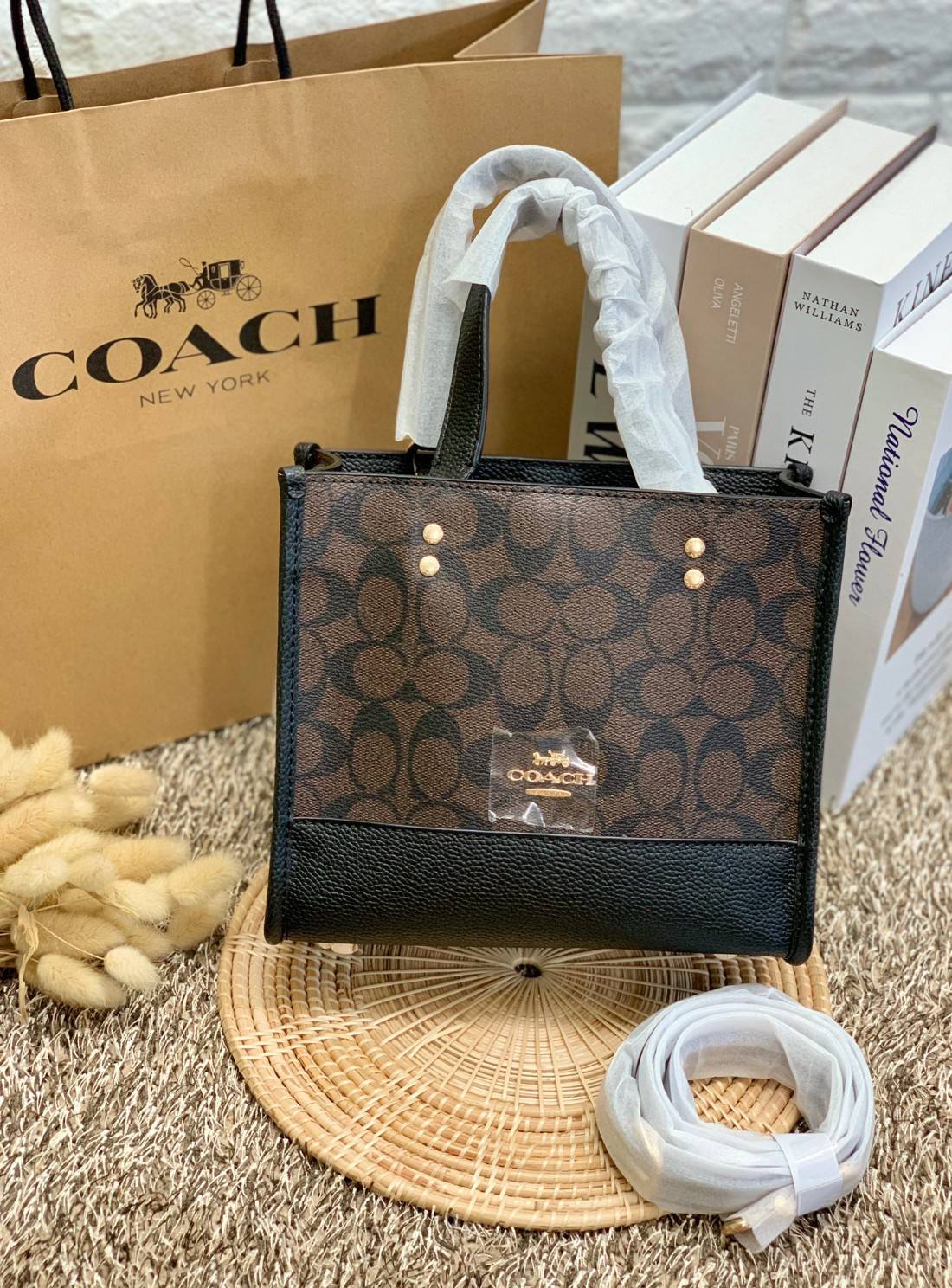 น่าใช้มากๆ สวยเกินราคาไปเลยจร้าา😘 COACH FIELD TOTE 22 SMALL BAG ((C5122)) พร้อมส่งความสวยที่ไทยค่ะ! กระเป๋าหิ้วหรือสะพายข้างได้ หนังแท้นิ่ม ใบจริงสวยมากๆเลยค่ะ ปากกระเป๋าแบบกระดุมแม่เหล็ก ภายในกว้างใส่ของจำเป็นของสาวๆได้เยอะเลย มีช่องซิปและช่องเล็