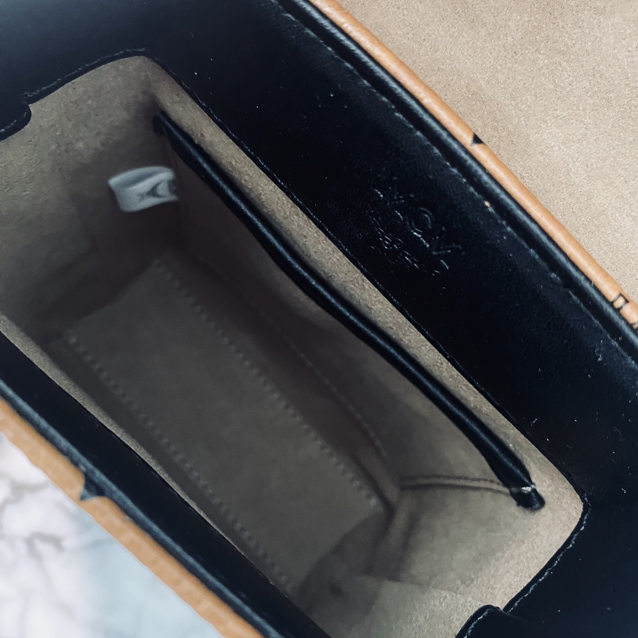 M.C.M Small Aren N/S Crossbody in Visetos Cognac คอลใหม่เอาใจหนุ่มๆ สั่งก่อนหล่อก่อนน้าา!! กับกระเป๋าสะพายข้างสุดชิค ที่ดูดีมีเสน่ห์มากๆ เห็นแล้วก็ต้องหลงแน่นอน