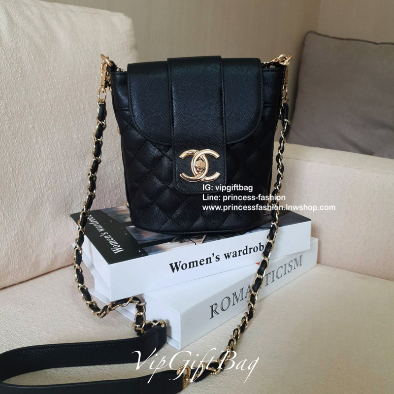 รุ่นใหม่ล่าสุด ตามคำเรียกร้อง!! **สวยหรูคลาสสิค CHANEL VIP GIFT CROSSBODY BAG งาน CHANEL VIP GIFT ของแท้ 100% จากเคาเตอร์แบรนด์ CHANEL ทรงสวย ขนาดกำลังดี วัสดุหนัง CAVIER เปิดปิดด้วยกระดุมหน้าแบบบิดปลอดภัยหายห่วง ด้านในมีซิปอีกชั้น อะไหล่ทอง หัวซิปปั้มแบร