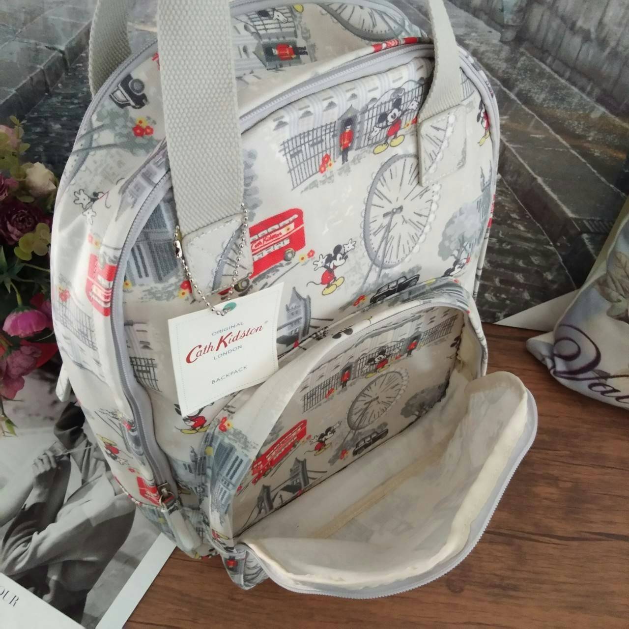 Cath Kidston Backpack Bag - กระเป๋าเป้ สไตล์วินเทจสุดฮิต - เปิด/ปิดกระเป๋าด้วยซิปรอบ - ภายใน มีช่องซิปใหญ่ใส่ของ 2 ช่อง จุของได้เยอะ - ด้านหน้ามีช่องซิปเล็ก 1 ช่อง