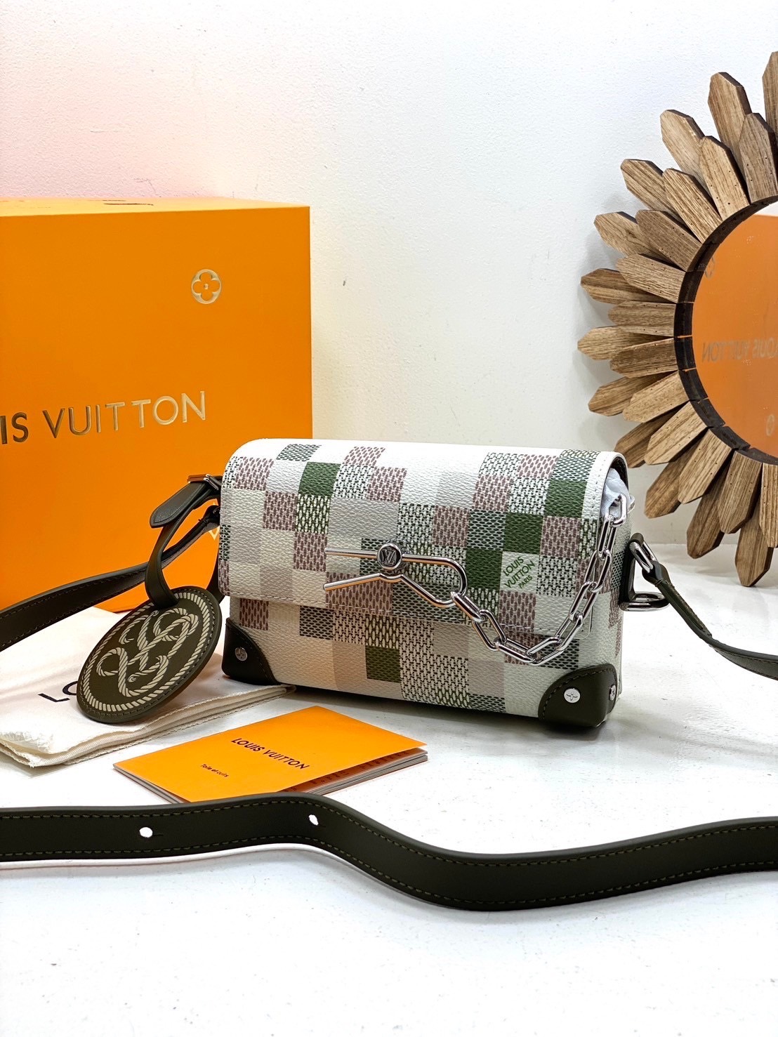 TOP ORI หนังแท้ | LV Steamer Wearable Wallet Bag กระเป๋าสะพายดีไซน์กระเป๋าสตางค์ สีเบจและสีกากี งานแคนวาสเคลือบ Damoflage แต่งขอบด้วยหนัง ขนาดกะทัดรัดใบนี้ผสานหมุดและโซ่