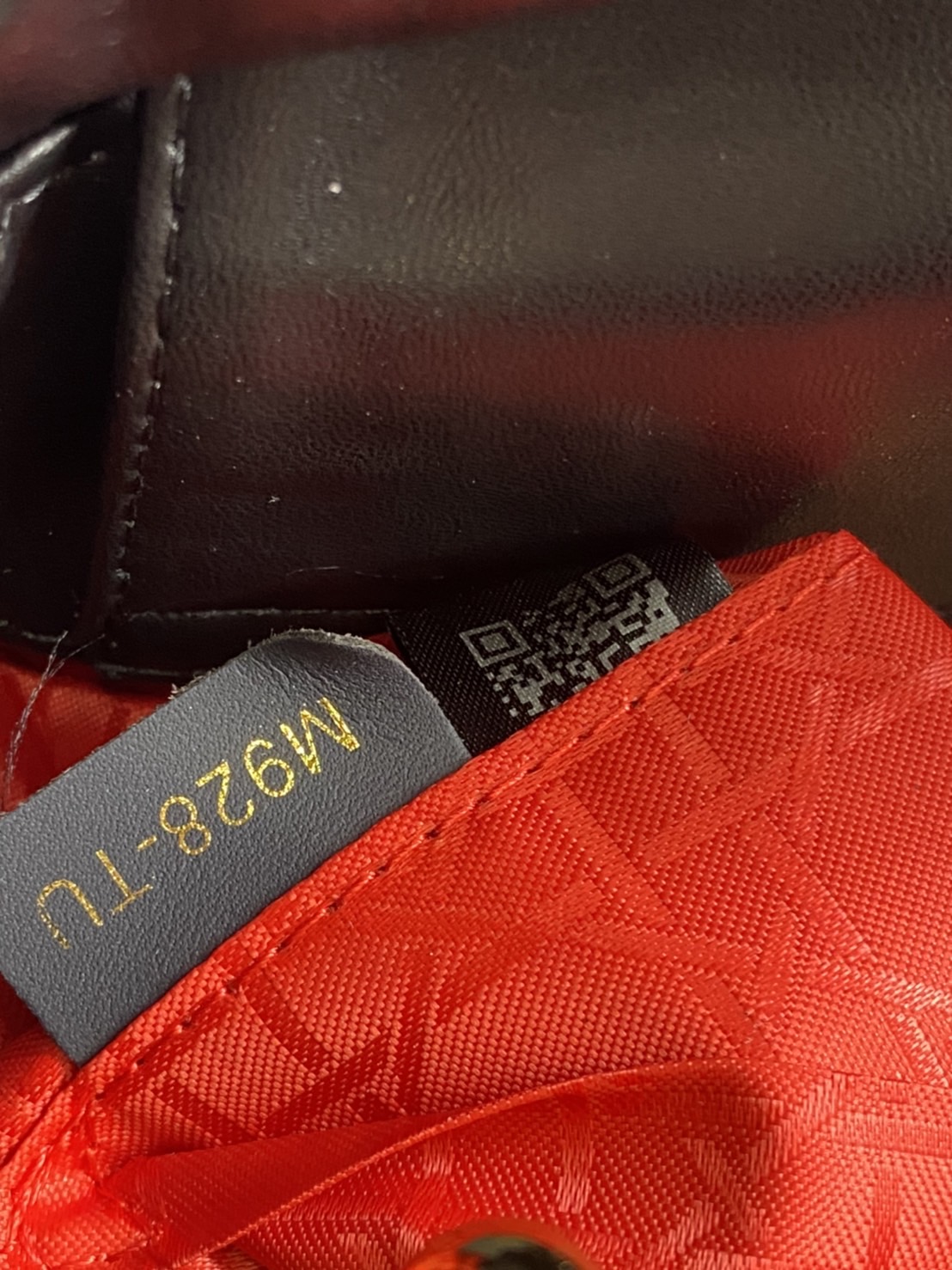 หนังแท้ DIOR LADY BAG 20cm ความสง่างามอีกหนึ่งรุ่นของ Dior รูปทรงสีเหลียม ขนาดกระทัดรัด ตั้งอยู่ทรง ฐานกระเป๋าแข็งแรง มีหมุดรองฐาน ดีไซน์ที่มีเอกลักษณ์เฉพาะตัว ด้านหน้าตกแต่งด้วยตัวอักษร D.I.R ห้อยเป็นพวงกุญแจ จะถือด้วยมือหรือสะพายไหล่ก็ดูดีมากๆ ค่ะ