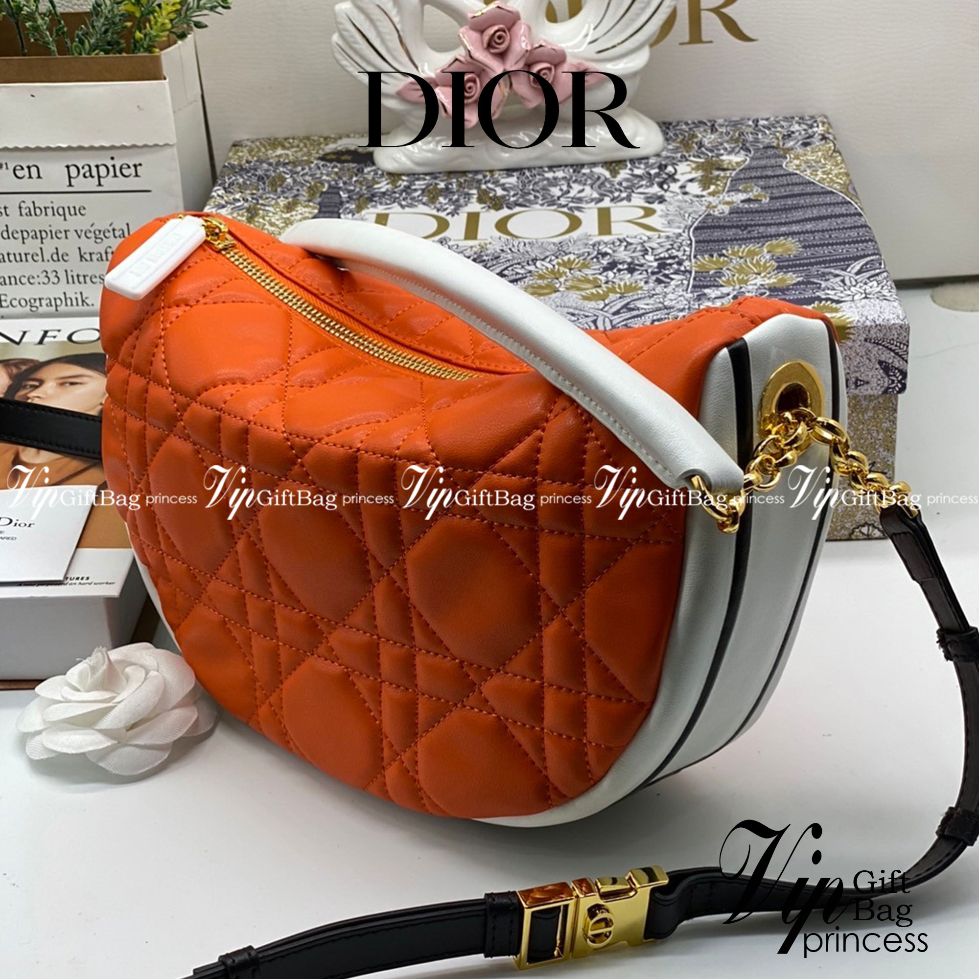 หนังแท้ DIOR MEDIUM DIOR VIBE HOBO BAG รุ่นใหม่ล่าสุด พร้อมส่งที่ไทย เกรดออริจินอลหนังแท้ สวยมากค่ะ ภาพสินค้าถ่ายจากงานขายจริง ใช้งานต่างประเทศได้