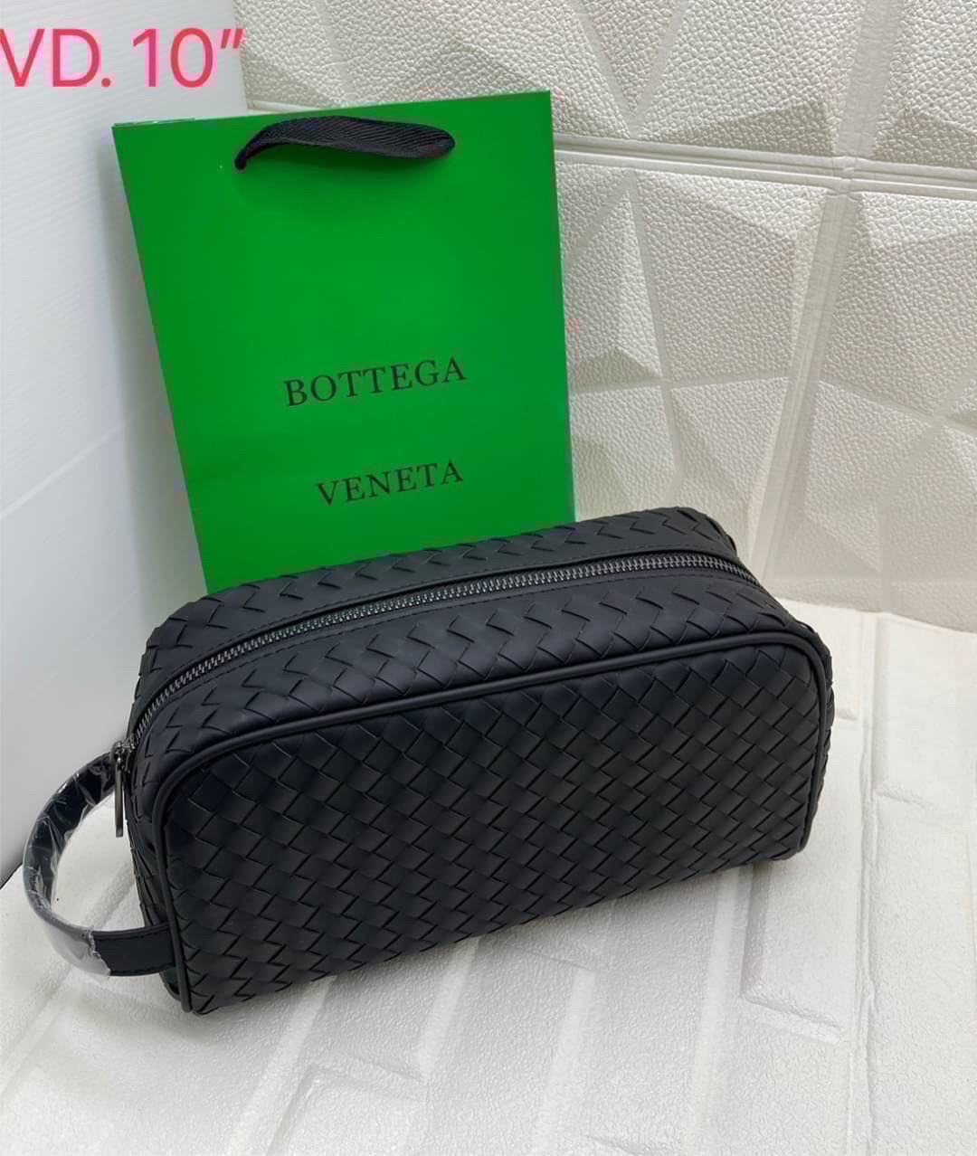 1Zip Bottega Veneta Intrecciato Travel Pouch กระเป๋าทรงพอชพร้อมหูจับในตัว รุ่นยอดนิยม สวยหรูคลาสสิค ดีไซน์หนังสานตารางโดดเด่นเป็นเอกลักษณ์ที่คงความเรียบหรูดูแพงไว้อย่างลงตัว กิมมิคที่ใครๆก็อยากเป็นเจ้าของ ที่มีทั้งความหรูหราและสปอร์ตในตัว