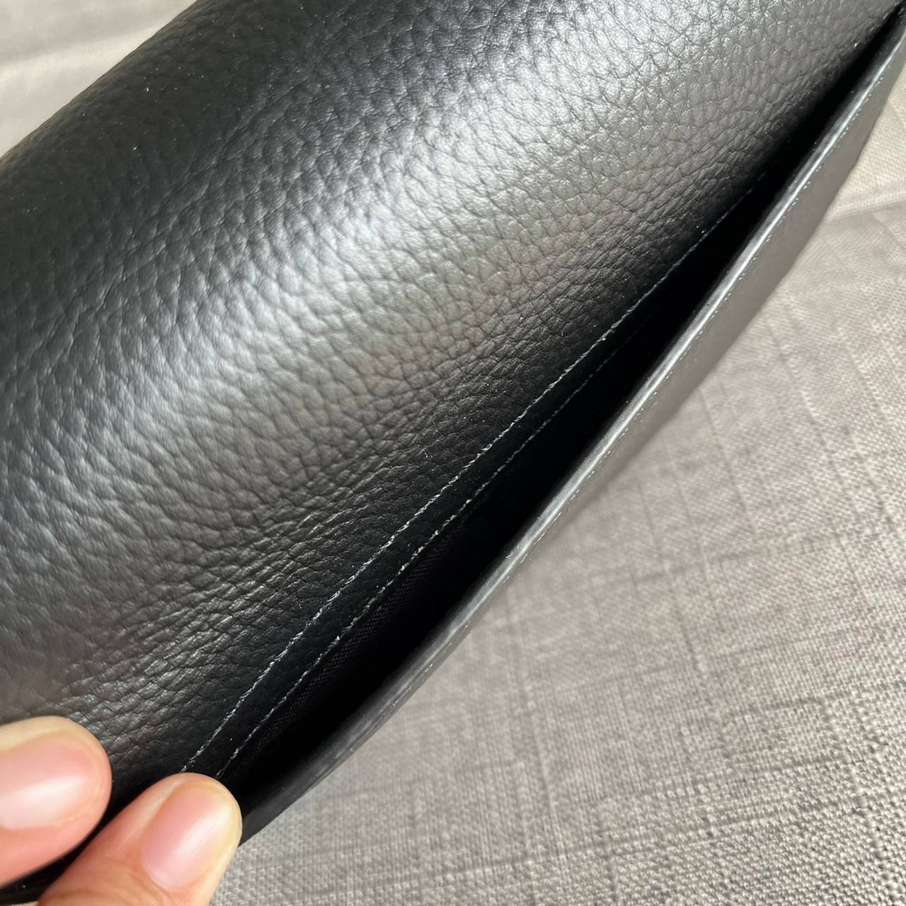 TORY BURCH BRLTTEN SMALL SADDLE BAG / Tory Burch Britten Flap Shoulder Bag กระเป๋าสะพายข้าง วัสดุหนังแกะแท้ ด้านหน้าประดับโลโก้แบรนด์ เปิด-ปิดกระเป๋าแบบกระดุมแป็กแม่เหล็กแน่นหนา ภายในมีช่องหลัก ใส่กระเป๋าเงินใบกลาง มือถือได้ทุกรุ่น มีช่องแยกใส่ของจุกจิกอี