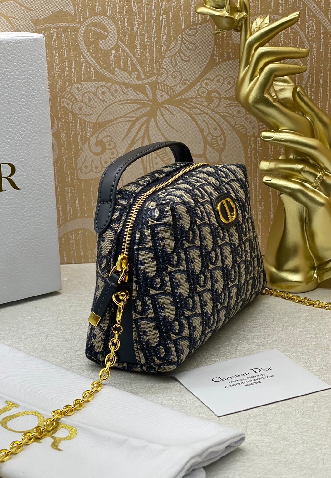 DIOR 30 MONTAIGNE D-COSY MINI BAG | Blue Oblique Jacquard / Dior vanity พลาดไม่ได้เลยกับคอลสุดหรู ดีไซน์ใหม่ 2023 รูปทรงคลาสสิค พร้อมหูจับในตัว สะดวกใช้งาน สะพายข้างเป็นโซ่เดี่ยว กระเป๋าสะพายเอนกประสงค์ ที่สามารถใช้สะพายได้ทุกวันอย่างคล่องตัว