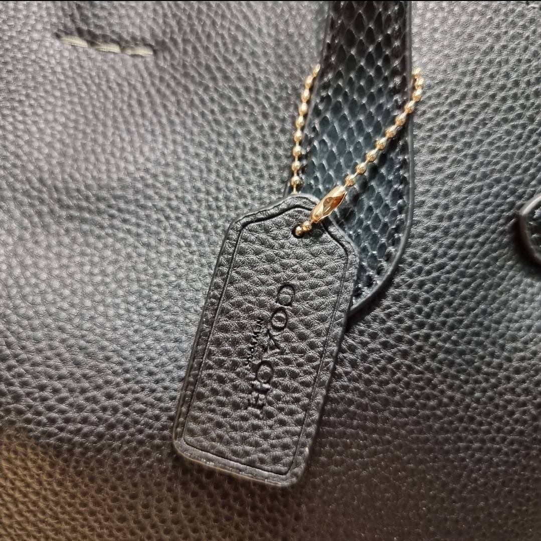 COACH HANNA CARRYALL IN SIGNATURE CANVAS / CH187 / CH195 / CH542 น้องใหม่ เรียบหรู ดูแพง กับกระเป๋าถือ/สะพายทรงสวย คงความคลาสสิค ดีไซน์ตกแต่งสายคาดจับจีบข้างกระเป๋าเพิ่มดีเทล มาพร้อมหูจับในตัว