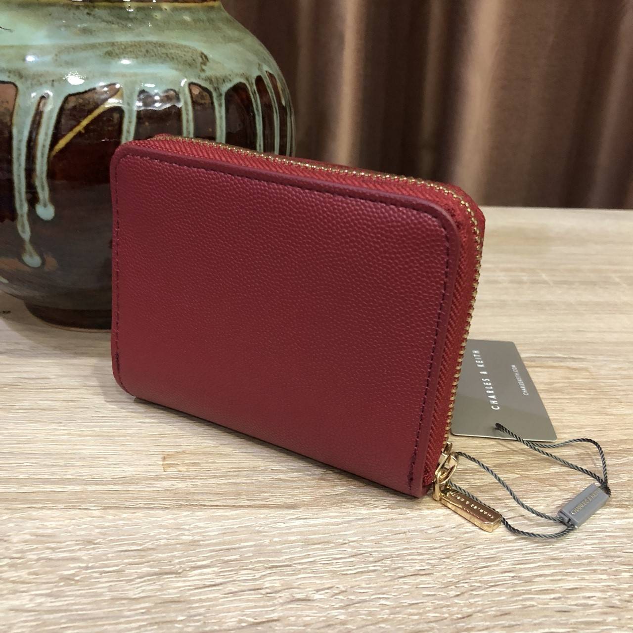 สีใหม่เข้าเพิ่มค่ะ! CHARLES & KEITH SHORT WALLET กระเป๋าสตางค์สั้นซิปรอบรุ่นใหม่ล่าสุดหนังคาเวียร์สวยหรูอยู่ทรงสไตล์PRADA ด้านหน้าประดับโลโก้แบรนด์ ภายในมีช่องใส่รูป ช่องซิปใส่เหรียญ และช่องใส่บัตรหลายช่อง สามารถใส่แบงก์พัน ธนบัตร เหรียญ ได้เหมือนกระเป๋าใ