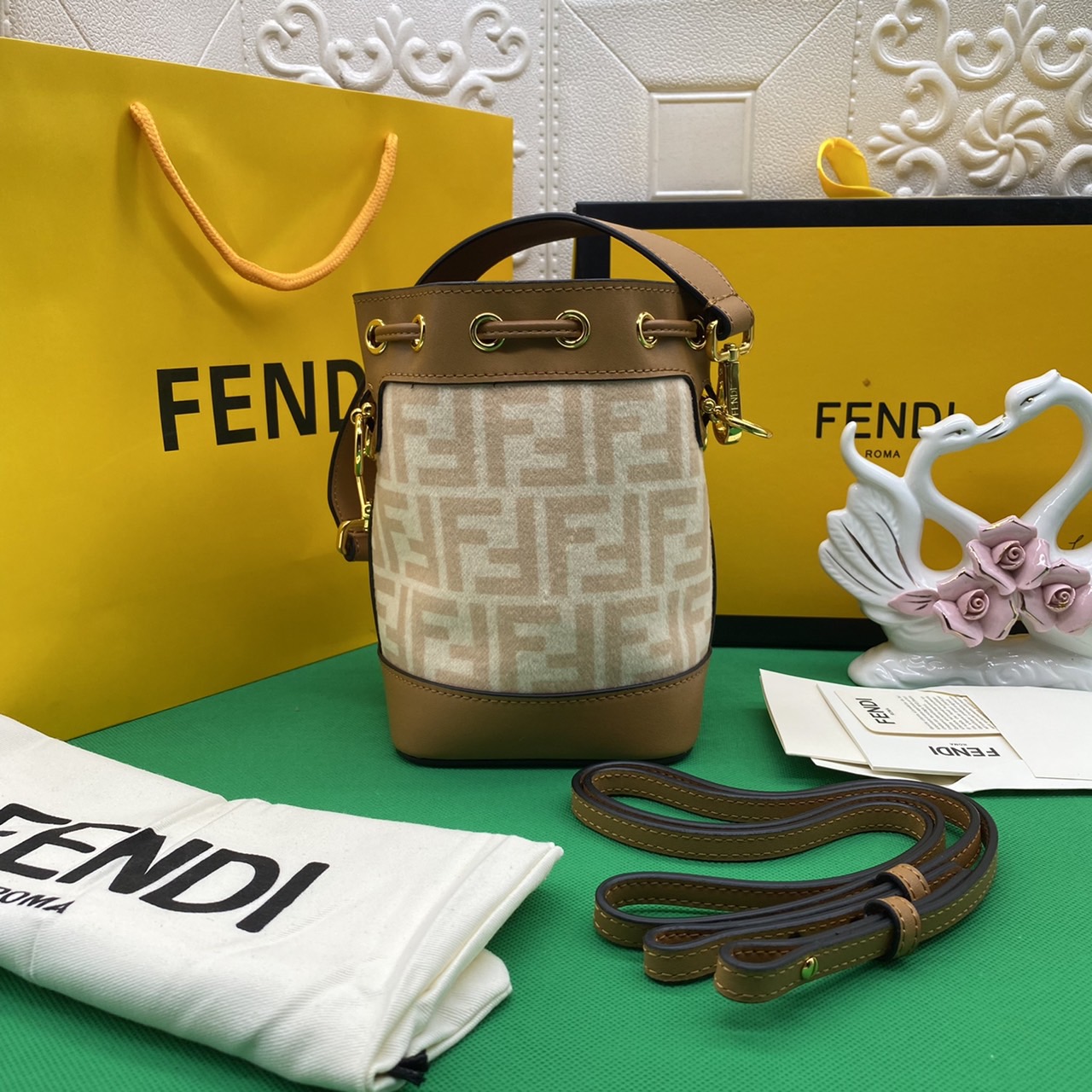 FENDI MON TRESOR MINI BAG รุ่นใหม่ล่าสุด น่ารักมากค่ะ กระเป๋าถือหรือสะพายไหล่ทรงขนมจีบสุดคลาสสิก วัสดุหนังแท้สลับผ้ากำมะหยี่พิมพ์ลายอย่างดี ลวดลายเอกลักษณ์ตามแบบฉบับแบรนด์ สวยหรู ดูแพง คุณนายสุดไปเลยค่า ถือแล้วสวยมากๆ จุของได้กำลังดี ทรงนี้ต้องมีติดตู้ไว้
