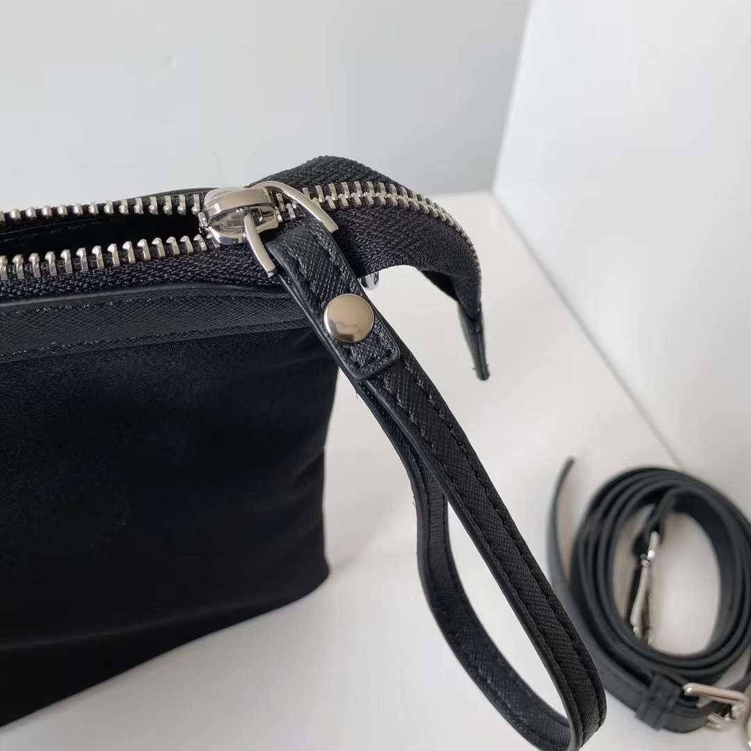 ซื้อ1ได้ถึง3 เซทสุดคุ้ม! SET PRADA TOTE BAG / PRADA SHOPPING BAG กระเป๋าเดินทางขนาดใหญ่ วัสดุ Nylon กันน้ำ อะไหล่เงิน ถือหรือสะพายไหล่ได้ น้ำหนักเบาจุของได้เยอะ เดินทางต่างจังหวัดได้สบายๆ