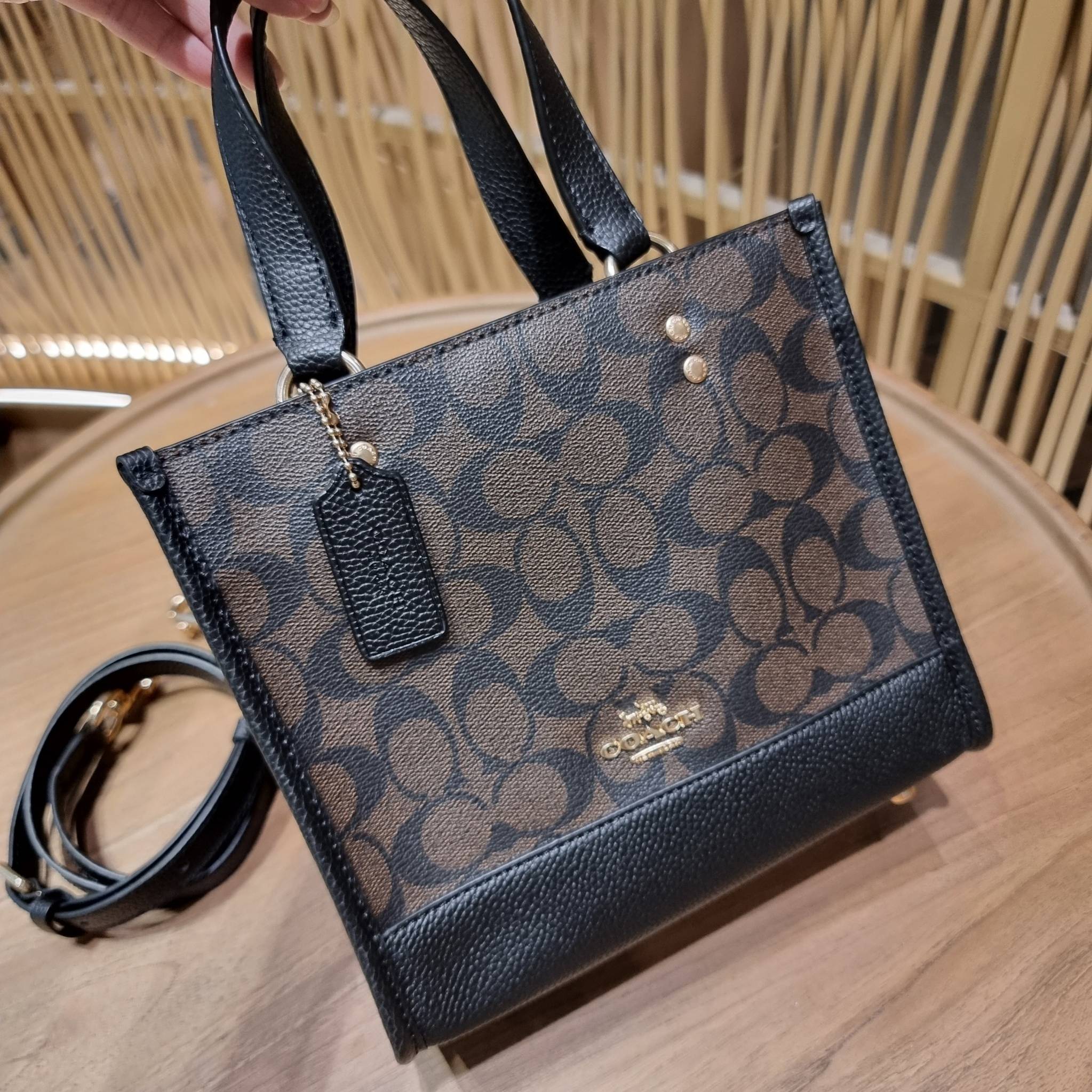 OUTLET 】COACH C5122 DEMPSEY TOTE 22 IN SIGNATURE CANVAS แรงดี กระหน่ำยอดสั่งซื้อมากจ้าแม่!! กระเป๋าทรงโท้ท 22 ที่ขนาดน่ารักน่าใช้มากๆ สาวๆถูกอกถูกใจกันนับไม่ถ้วน!! ฟังก์ชั่นการใช้งานสะดวกที่สุด มีทั้งสายคล้องในตัว และสายครอสบอดี้ ดีไซน์คลาสสิคเรียบหรู วัส