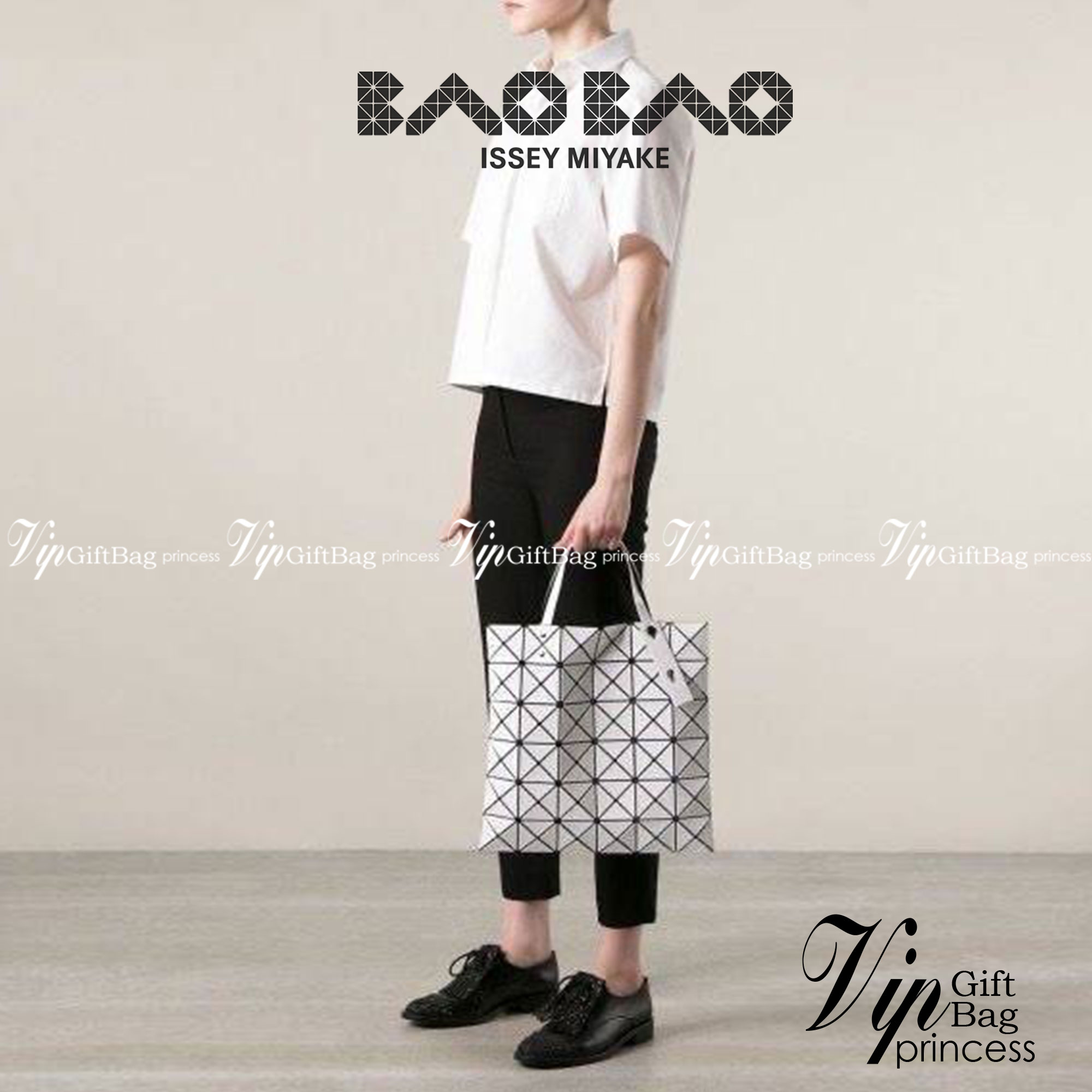 BAO BAO ISSEY MIYAKE TOTE BAG (6x6) กระเป๋าสะพายไหล่ ใบใหญ่ ทรงโท้ท จุดเด่นคือ ปรับได้หลายทรงตามเอกลักษณ์เฉพาะของแบรนด์นี้ ด้านในใส่ของได้เยอะมาก ใส่ไอแพด สมุดโน้ตได้สบายเลย พร้อมช่องซิปใส่ของให้อีกหนึ่งช่อง วัยทำงานหรือวัยนักศึกษา อย่างน้อยต้องมีแบรนด์นี
