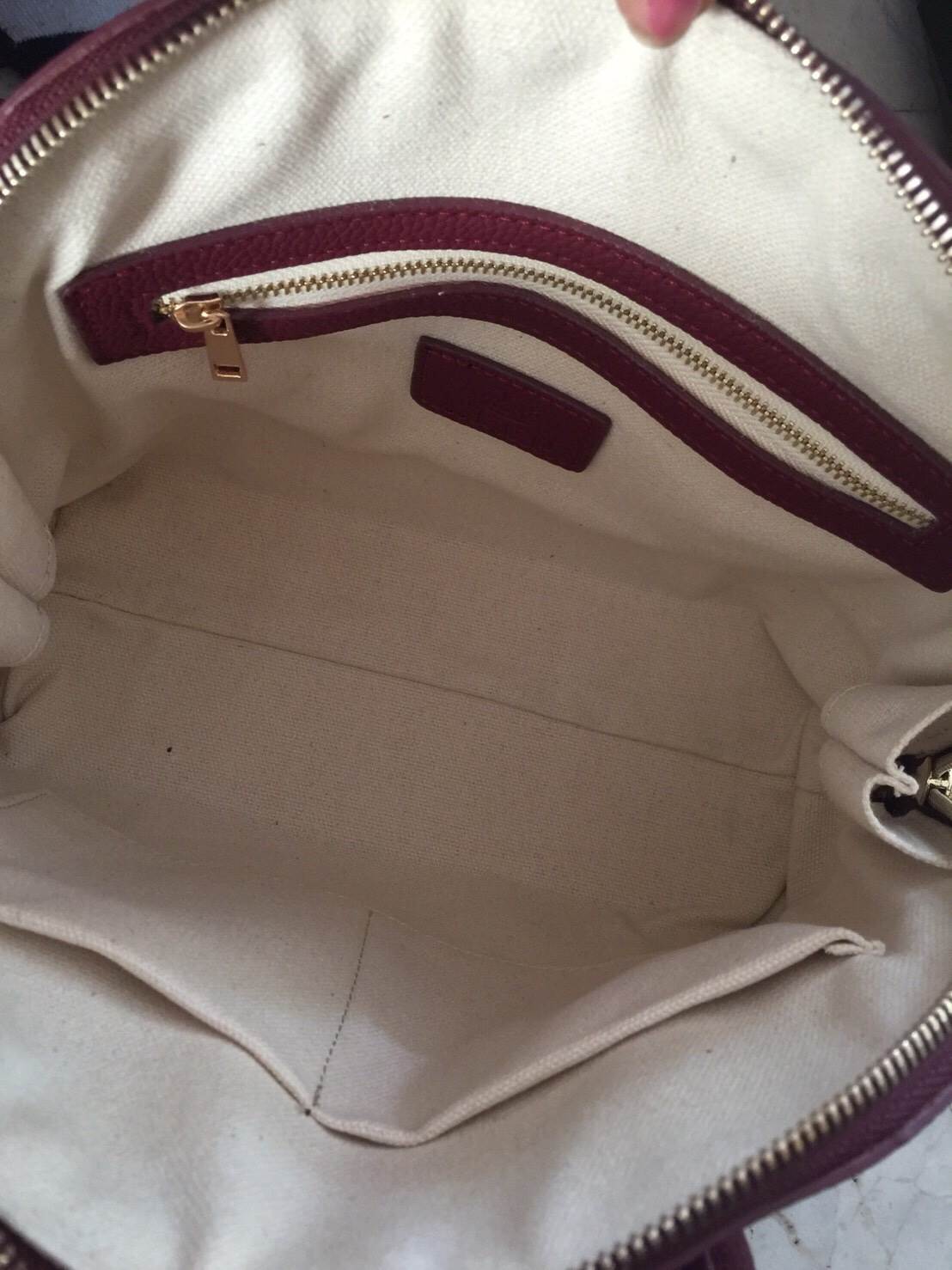 รุ่นใหม่ล่าสุด ' KEEP Infinite handbag ทรง alma สุด Hot #จุดเด่นที่ >หนังแท้นิ่มมาก ลายหนังสวย >เนื้อ matte น้ำหนักเบา ถือสะพายเข้าง่ายกับทุกชุด >ขนาดกระเป๋ากำลังดีคะ ใส่ กปต ยาว มือถือได้ > มีช่องย่อยแบ่งเก็บของด้านใน เป็นสัดส่วน >หาง