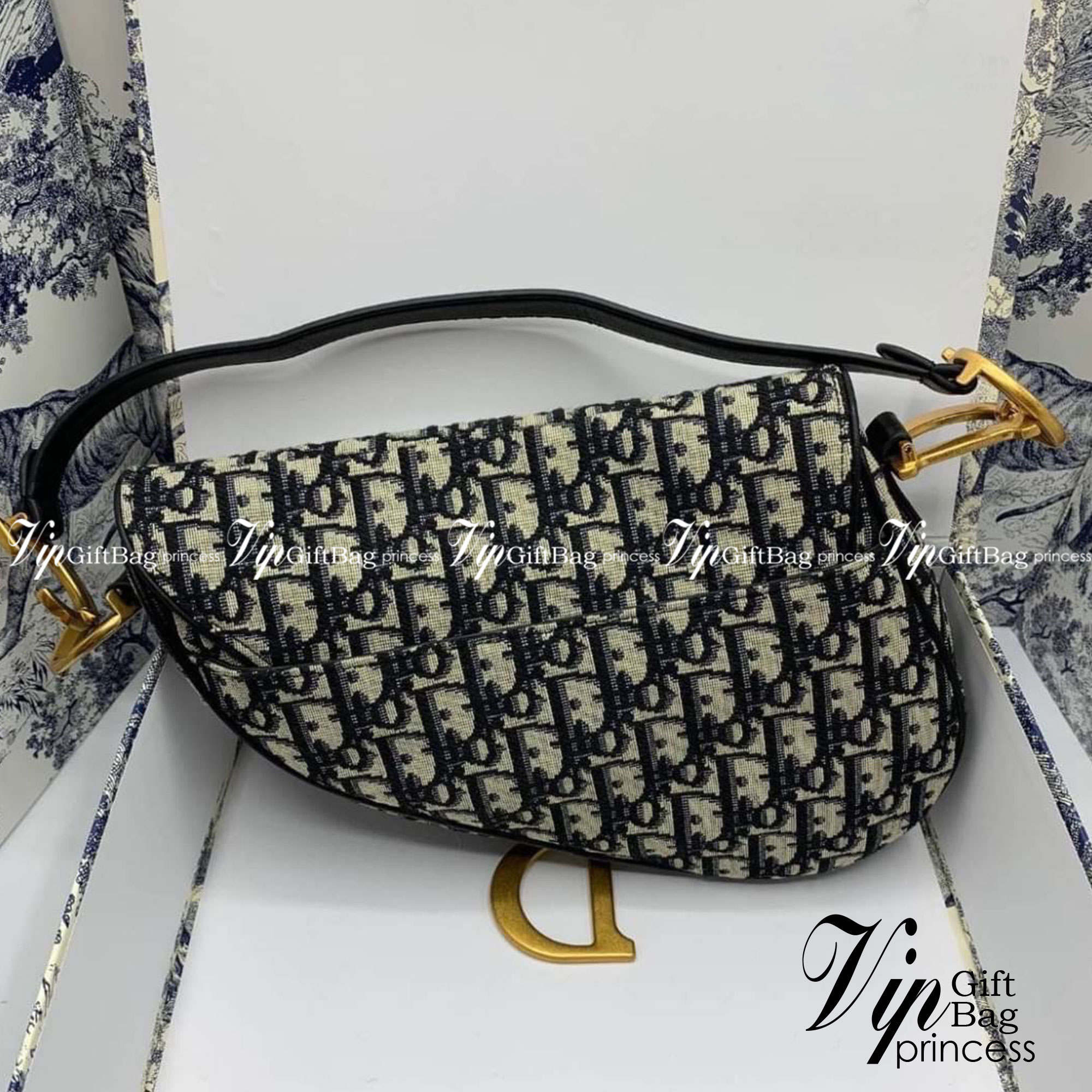 DIOR Saddle Bag Oblique Embroidery กระเป๋ารุ่นยอดนิยม ตามแบบฉบับแบรนด์ งานผ้าแจ็คการ์ดลาย Oblique ลูกเล่นห้อยด้วยตัวอักษร D ตรงหูหิ้วมีกิมมิค CD สีทอง มาพร้อมสายสะพายครอสบอดี้ เรียกว่าจะถือก็ปั้วะ จะสะพายก็ปังไม่ไหว เก็บทุกรายละเอียดงานเป๊ะมากค่ะ