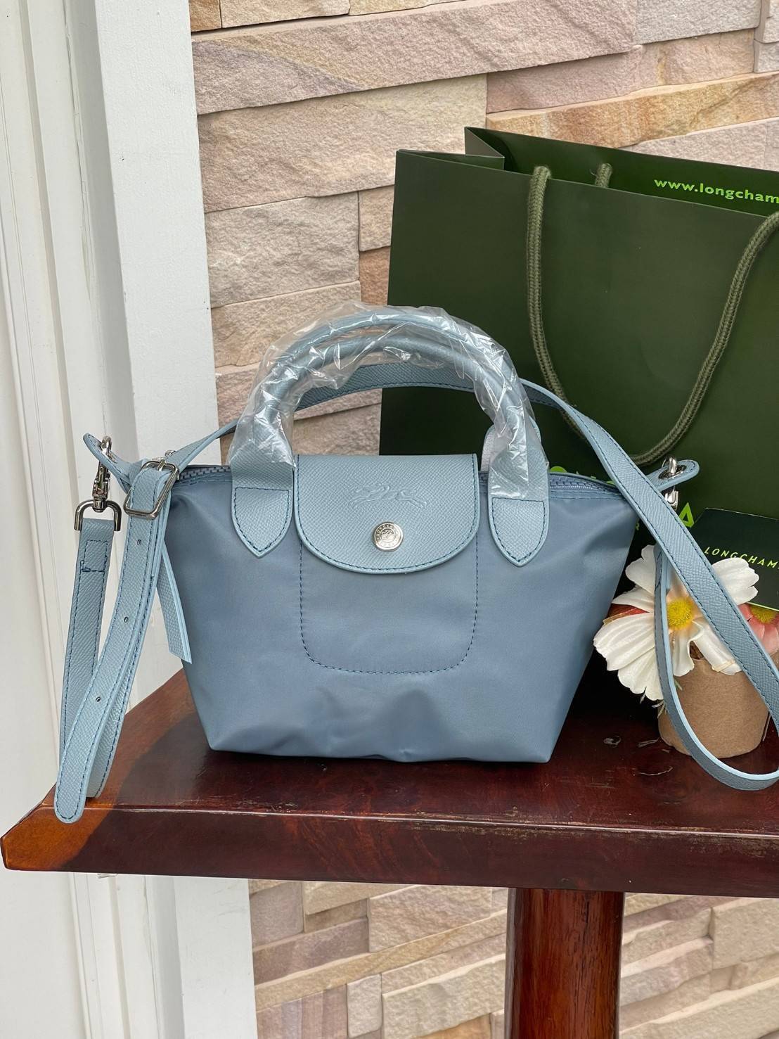 LONGCHAMP LE PLIAGE NÉO TOP HANDLE BAG XS คอลเลคชั่นสุดพิเศษจากลองฌอมป์ มีดีไซน์ที่เรียบหรูและคลาสสิก แฝงด้วยลูกเล่นแบบเฟมินีน แถมยังมีน้ำหนักเบาอย่างไม่น่าเชื่อ มาพร้อมกับหูจับกระเป๋าคู่และฝาปิดแบบกระดุม กระเป๋าถือใบนี้สามารถใช้ถือแบบทั่วไป มีสายสะพายถอด