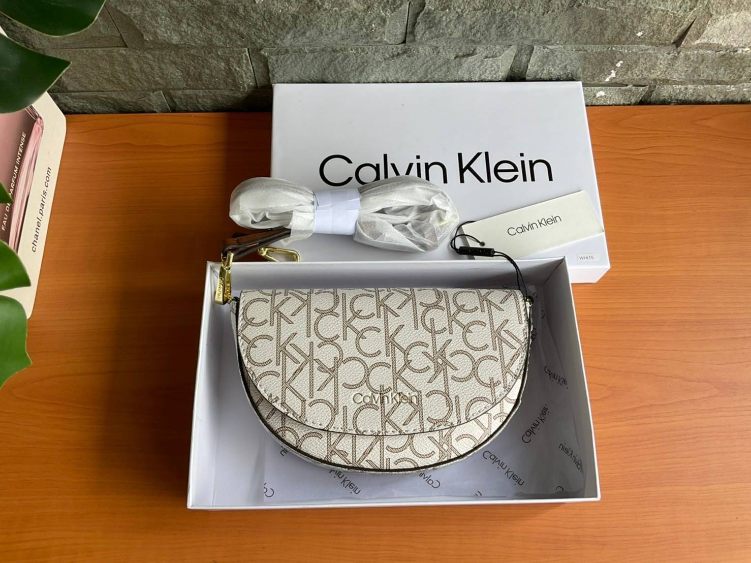 ของแท้ 💯% Calvin Klein Monogram Crossbody Bag กระเป๋าสะพายทรงครอสบอดี้ กระเป๋าคลัทช์ ทรงครึ่งวงกลม ขนาดน่ารัก ลายโมโนแกรมรอบใบ
