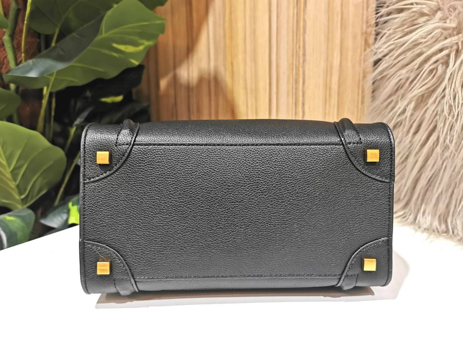 CELINE HANDLE BAG VIP GIFT WITH PURCHASE (GWP) พรีเมี่ยมกิ๊ฟรุ่นใหม่ Limited Edition จาก CELINE HAUTE PARFUME DUTYFREE COUNTER หนังแท้ Calf Skin Leather มาในดีไซน์สุดหรูยอดนิยมหนังนิ่มหอมขึ้นเทคเจอร์สวยอยู่ทรง เปิดปิดด้วยซิปสะดวกใช้ ด้านหน้ามีโลโก้แบรนด์ 