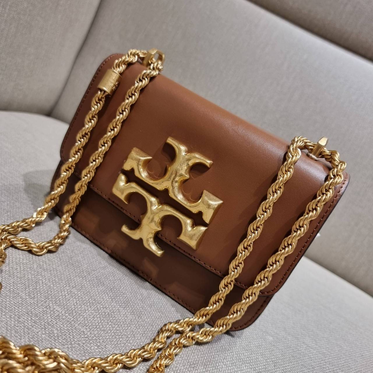 TORY BURCH ELEANOR SMALL CONVERTIBLE SHOULDER BAG ฮอตไอเท็ม รุ่นนี้ขายดีขายหมด คัมแบค!! สวยหรู คุณหนู ผู้ดี!! หายากมากที่สุด!! กระเป๋าสะพายข้าง ดีไซน์อยู่ทรง ขนาดกำลังสะดวกใช้สำหรับสาว วัสดุหนังแท้เต็มใบ สีทูโทน เปิด-ปิดด้วยแถบแม่เหล็ก ภายในแบ่งสัดส่วนได้
