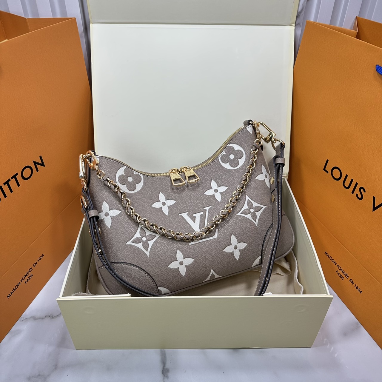 ORI หนังแท้ | LV Boulogne PM bag Monogram Empreinte leather กระเป๋าสะพายสุดไอคอนิกใช้งานได้หลายสไตล์ ประจำฤดูกาลในหนัง Monogram Empreinte มอบทางเลือกในการพกพาที่หลากหลายเช่นเดียวกับรุ่นแคนวาสดั้งเดิม