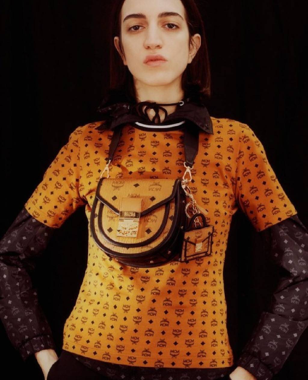 M.C.M MINI PATRICIA SHOULDER BAG IN VISETOS LEATHER BLOCK อัพเลเวลกระเป๋าของคุณด้วยไอเท็มนี้ไปเลยจ้า กระเป๋าสะพายทรง saddle ที่เก๋ไม่ซ้ำใคร ดีไซน์ขอบสีดำเพิ่มความยูนิค สวยสะดุดตา วัสดุหนังแคนวาสคุณภาพดี มาพร้อมสายสะพายหนังสีดำเรียบ และหูจับในตัว ทำให้ใช้ง