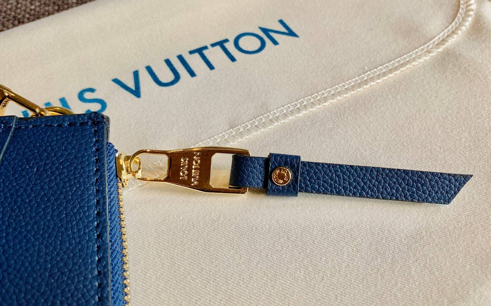 VIP 】จัดสินค้าคุณภาพมาให้สาวๆได้ใช้กันค่าา😘 Louis Vuitton Pochette Mélanie MM Monogram ใช้ขึ้นเครื่องได้เลย✈️ ✔️กระเป๋า ทรงคลัท แบบมีสายคล้องมือ ถอดออกได้หนึ่งสาย ✔️หนังแท้หนา ลายหนังพิมพ์ลายแบรนด์ได้สวยงามมากๆค่ะ