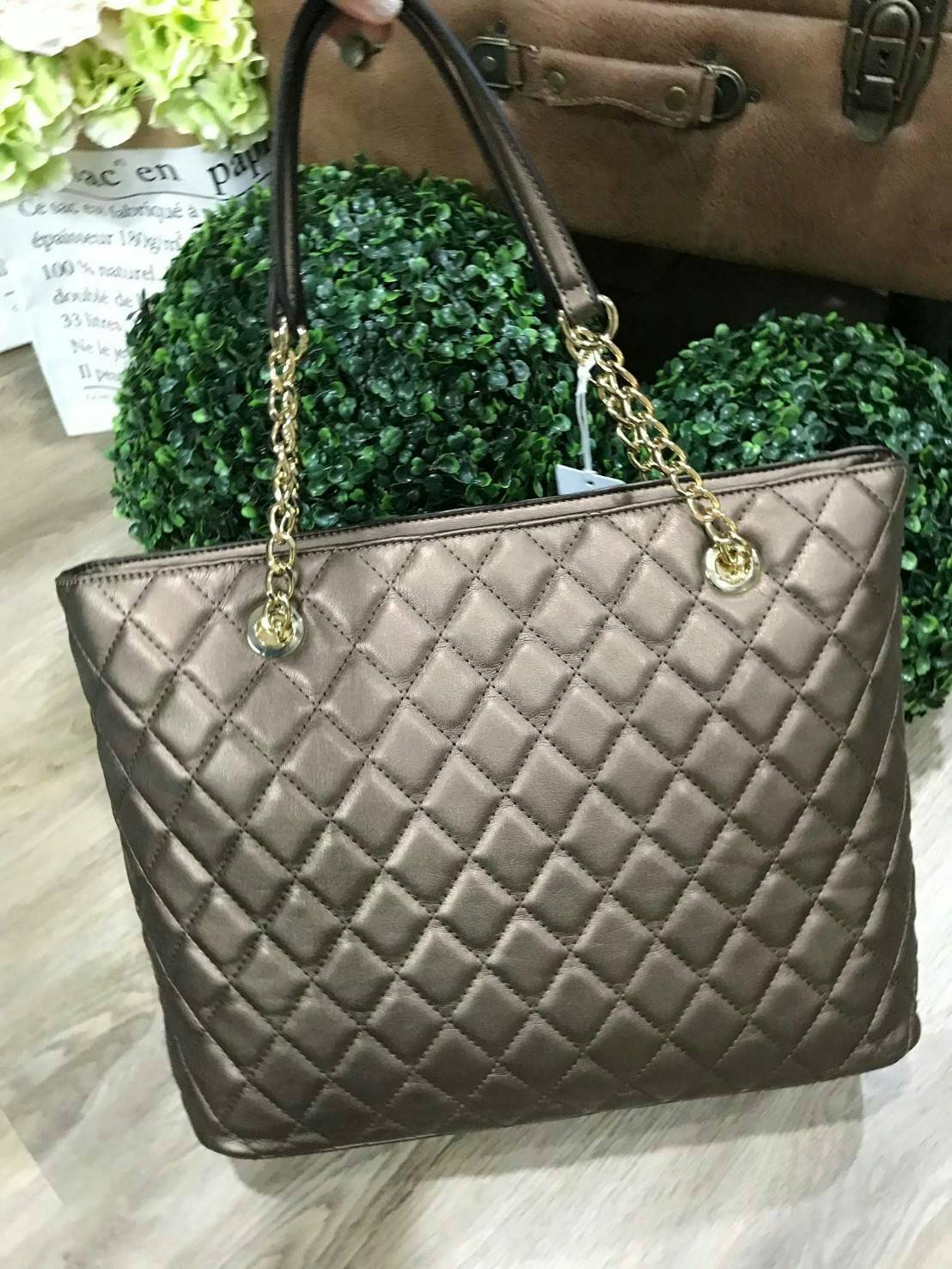 GUESS WOMEN’S SHOPPER BAG WITH ZIPS (SIZE L) กระเป๋าสะพายรุ่นใหม่ล่าสุดจาก GUESS FACTORY ลายตารางข้าวหลามตัดหนังนิ่มสวยอยู่ทรงไม่ย้วยขนาดใหญ่กำลังดี ด้านหน้าประดับโลโก้ พร้อมแต่งซิปดูมีดีเทล หูหิ้วสะพายไหล่โซ่ต่อหนังเเข็งแรงรับน้ำหนักได้เยอะ เปิดปิดด้วยซิ