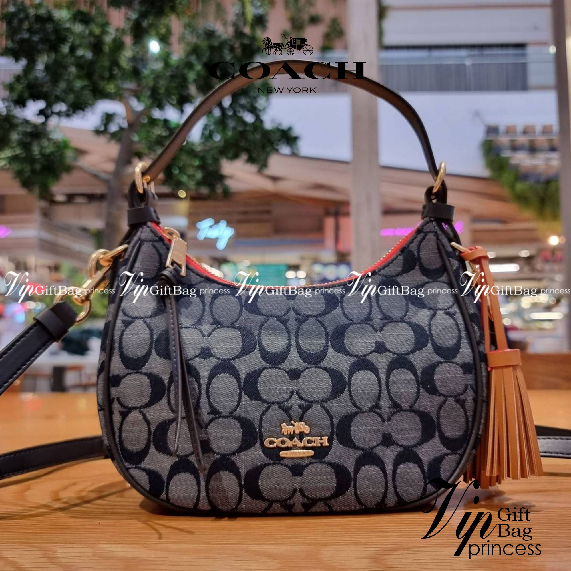 COACH C8163 KLEO HOBO IN SIGNATURE CHAMBRAY ใหม่ล่าสุด คอลเลคชั่นสุดคิ้วท์ ที่สาวๆต้องหลงรัก กระเป๋าสะพายทรงโฮโบ ที่ดีไซน์มาให้ปรับใช้งานได้หลากหลาย วัสดุผ้าแชมเบรย์ คมสวย รูดเปิด-ปิดด้วยซิป ภายในเป็นช่องโล่ง สายคล้องสามารถถอดออกใส่สายยาวสะพายข้างได้ หรือ