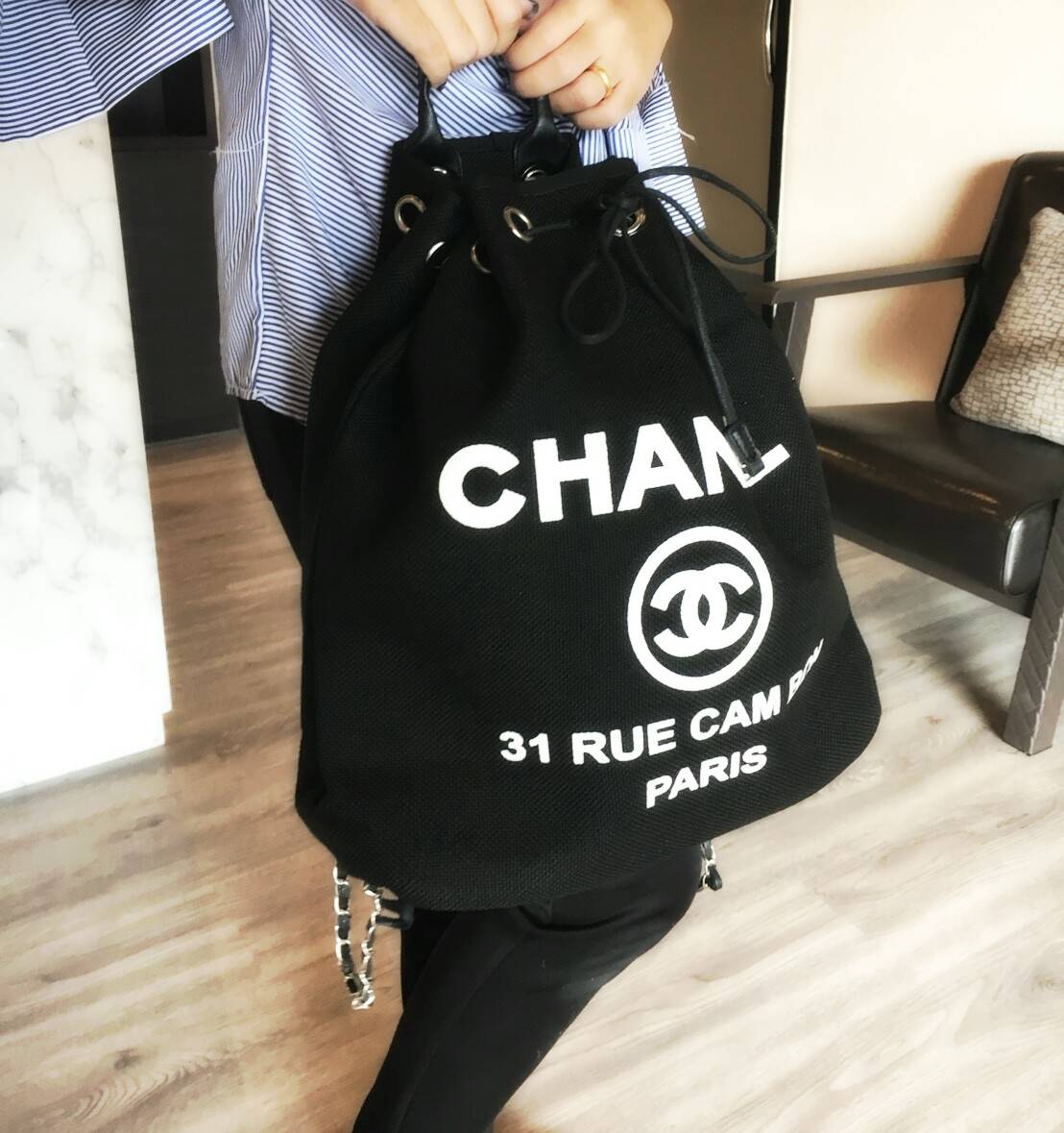 New Limited! กระเป๋าเป้ ทรงขนมจีบ ตัวใหม่จากพรีเมี่ยมกิ้ฟ แบรนด์ Chanel กับทรง Chanel canvas jumbo bucket & backpack bag พร้อมส่งค้า โดดเด่นด้วย **ทรงน่ารัก ตัวกระเป๋า canvas ทั้งใบสกรีนโลโก้สีขาว อะไหล่เงิน สายสะพายมี Gimmick♡ สายหนังต่อผสมโซ่สลับ