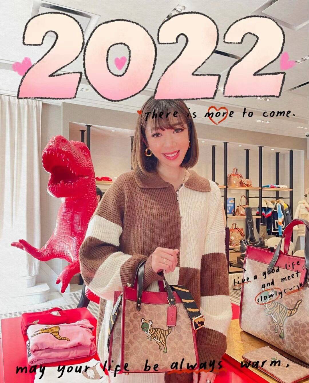 COACH LUNAR NEW YEAR FIELD TOTE 22 IN SIGNATURE CANVAS WITH TIGER REXY ((C7767)) 📌พร้อมส่งที่ไทย ต้อนรับปีเสือนี้กันค่าา! กระเป๋าทรงTote หนังแท้สวย 🔺ด้านหน้า สกรีนลาย Tiger Rexy อันเป็นสัญลักษณ์ประจำปีกันเลยค่ะ ปากกระเป๋าเปิดปิดแบบกระดุมแม