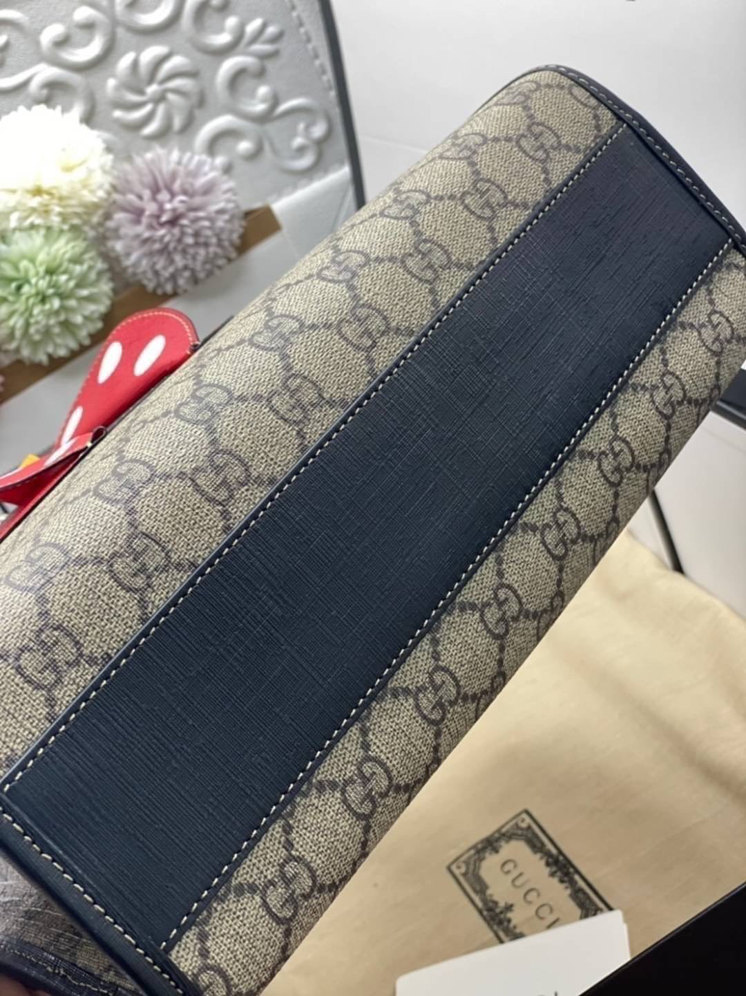 Ori GUCCI Children's tote bag GG kids ที่สุดของความน่ารัก ลิมิเต็ดแบบไม่มีเอาท์ สาวๆสายหวานไม่ควรพลาดด้วยประการทั้งปวงเลยค่าา หนังแท้เกรดดีที่สุด พิมพ์ลายแบรนด์รอบใบเทคเจอร์สวยอยู่ทรง ภายในมีโลโก้กว้างและจุสุดๆใส่สัมภาระได้เยอะ ภาพถ่ายจ