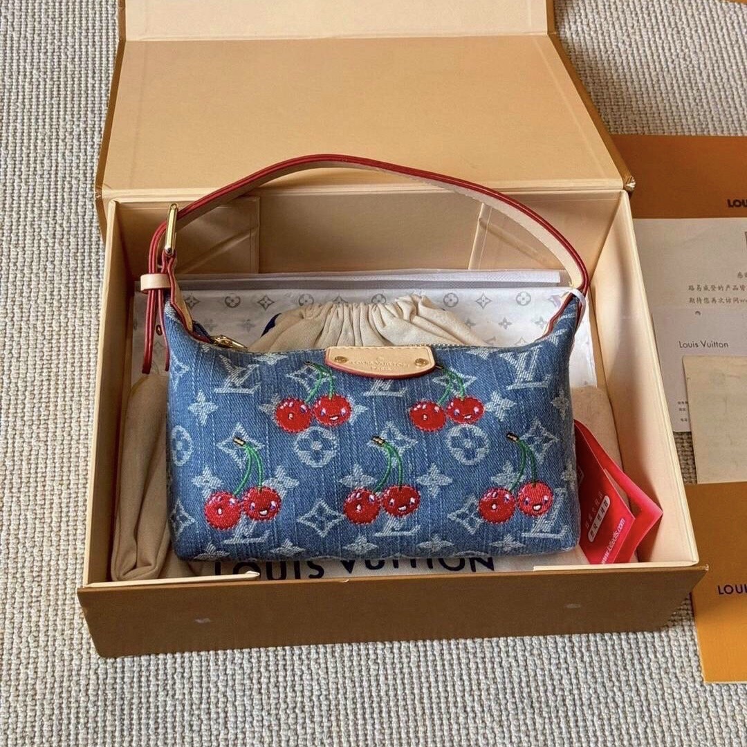 LV Hills Pochette Monogram cherry denim 20cm กระเป๋าถือดีไซน์สวยอัพลุคไฮน์ ถือหรือคล้องไหล่ได้สวยและโดดเด่นมีชีวิตชีวา ด้วยเดนิมวินเทจปักลายเชอร์รี่สีสันสดใสสะดุดตาสะท้อนสไตล์ไอคอนิก