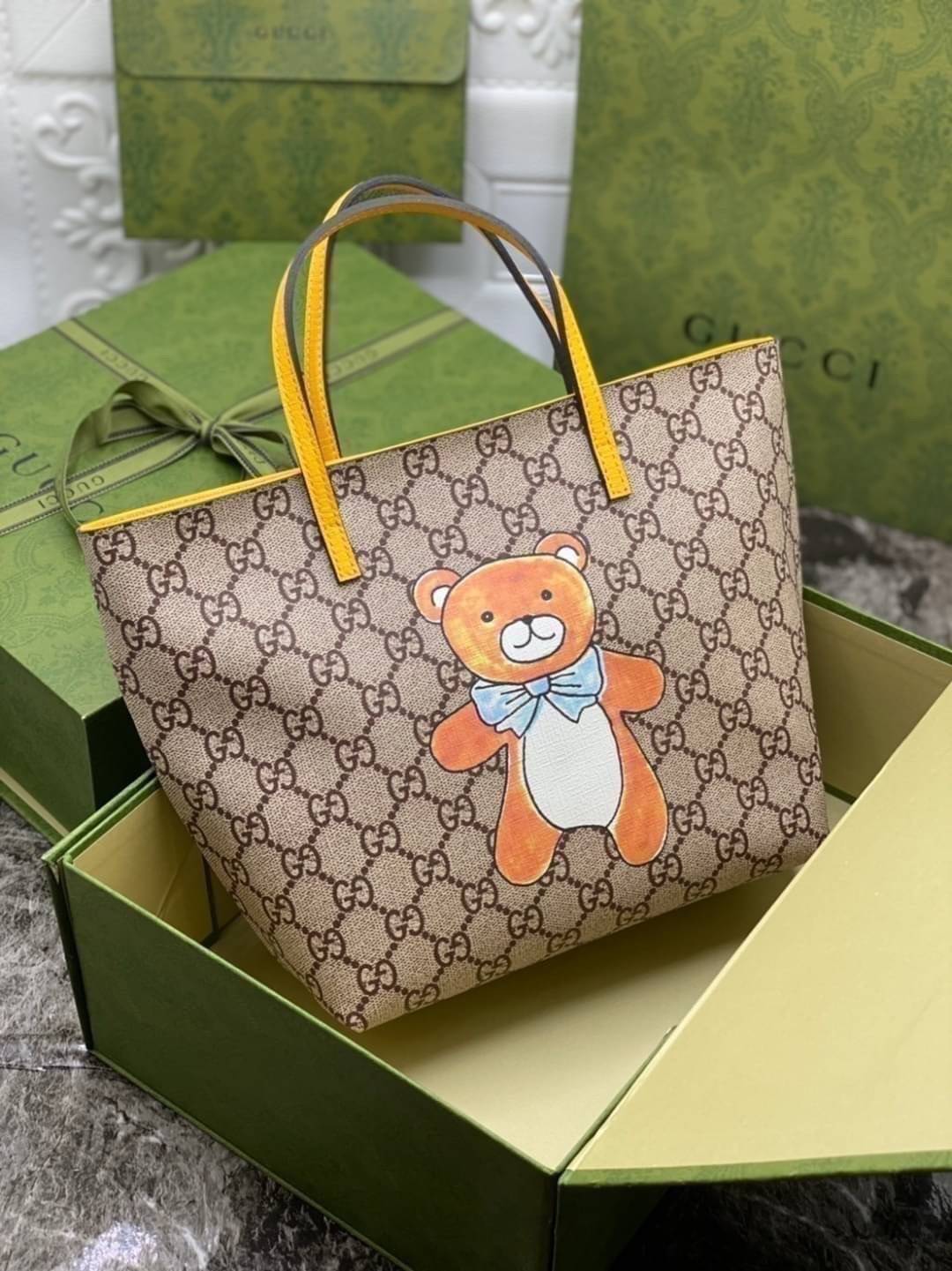 VIP 】Animal-Friendly Gucci Kid GG Supreme Tote Bag งานหนังแท้ทรงตั้งสวย ขนาดกะทัดรัด จุของได้เยอะ ใช้ได้ทั้งเด็กและผู้ใหญ่ น่ารักมากค่ะ **ขายดีตลอดกาล**