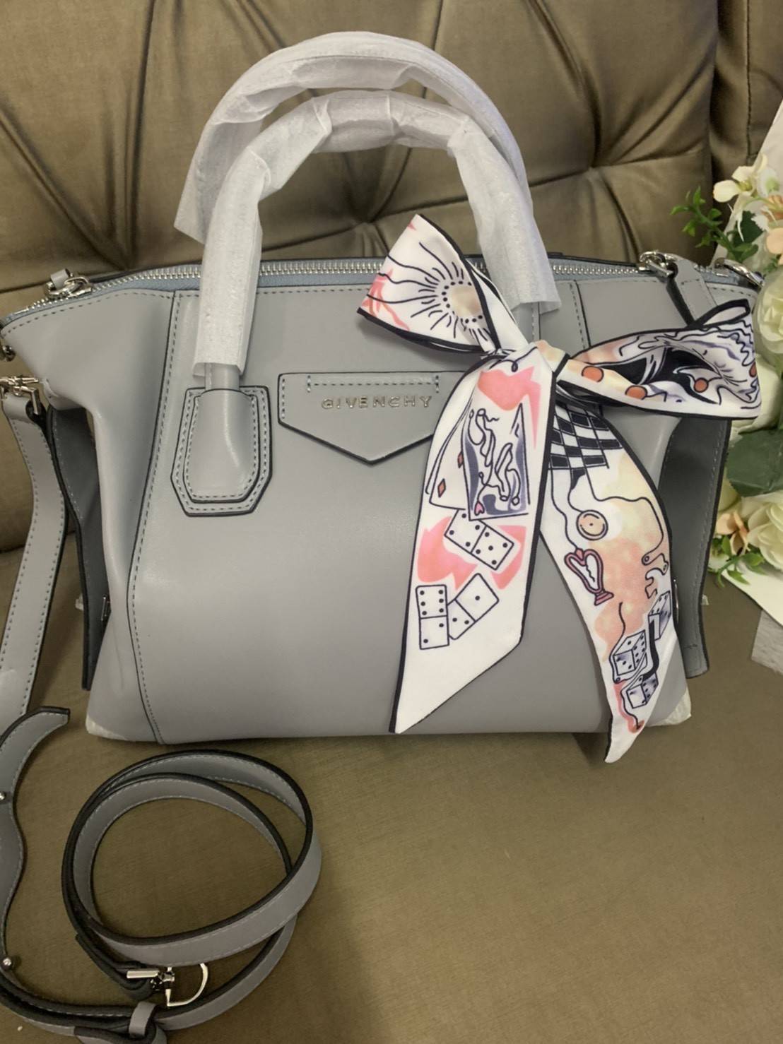 Givenchy Antigona Soft Small Leather Bag เข้ารอบใหม่ ราคาดีต่อใจ .. ไม่มีไม่ได้แล้ว! กระเป๋ารุ่น Iconic อย่าง Antigona Soft รุ่น "Classic" **มาพร้อมผ้าผูกโบว์ น่ารักมากมาย ประดับด้วยสัญลักษณ์ของแบรนด์ Givenchy ด้านหน้า **อะไหล่เงิน ไอเท็มยอดฮิตท