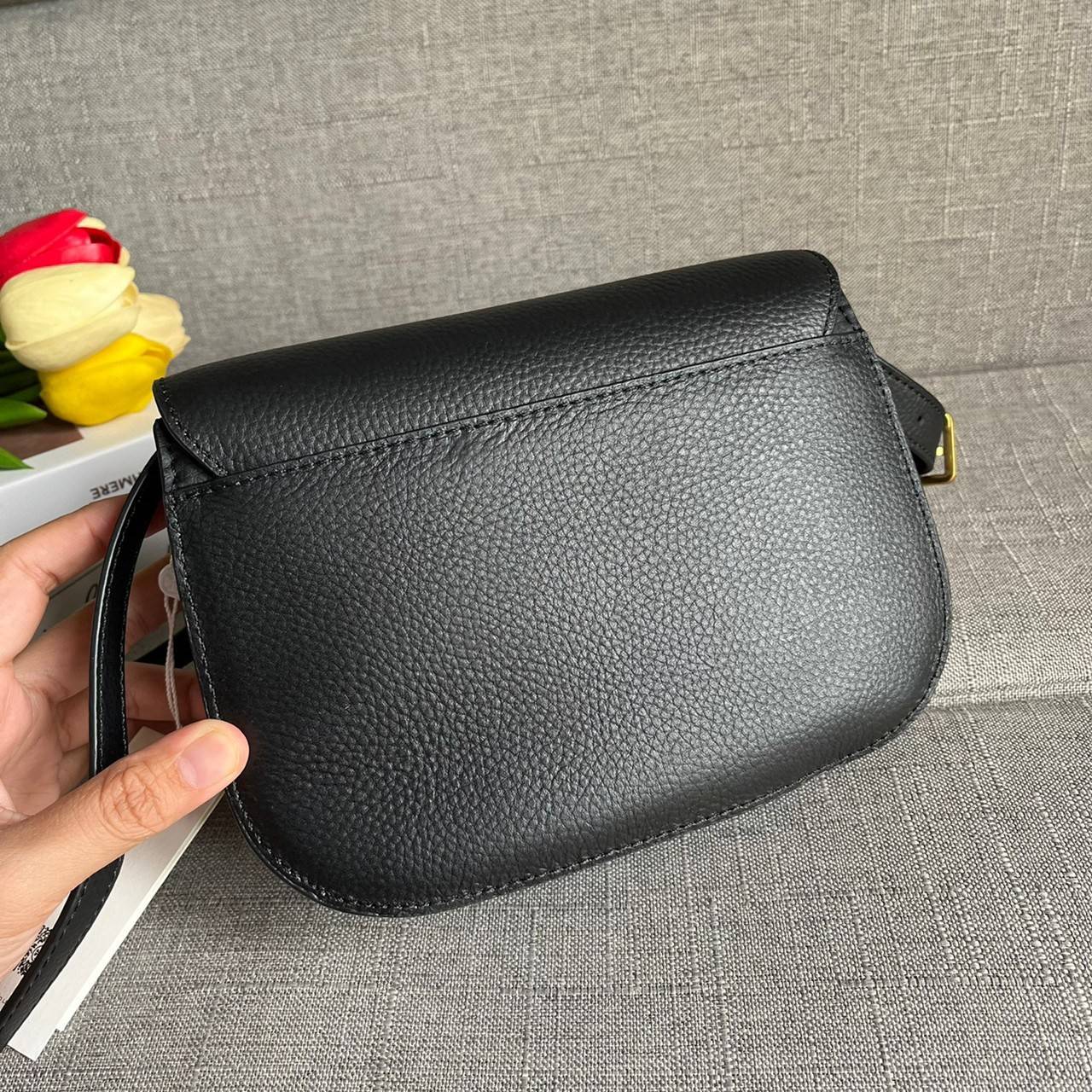 TORY BURCH BRLTTEN SMALL SADDLE BAG / Tory Burch Britten Flap Shoulder Bag กระเป๋าสะพายข้าง วัสดุหนังแกะแท้ ด้านหน้าประดับโลโก้แบรนด์ เปิด-ปิดกระเป๋าแบบกระดุมแป็กแม่เหล็กแน่นหนา ภายในมีช่องหลัก ใส่กระเป๋าเงินใบกลาง มือถือได้ทุกรุ่น มีช่องแยกใส่ของจุกจิกอี