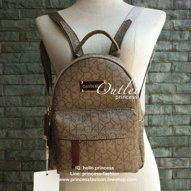 Calvin Klein Monogram mini backpack กระเป๋าสะพายเป้รุ่นใหม่ชนช้อป รุ่นยอดนิยม วัสดุ Saffiano PVC คุณภาพดี นิ่ม น้ำหนักเบา ด้านหน้าประดับด้วยโลโก้แบรนด์สุดหรู กระเป๋าโลโก้แบรนด์รอบใบ เปิดปิดกระเป๋าด้วยซิปสะดวกใช้ ที่จับหัวซิปปั้มแบรนด์ มีช่องซิปด้านหน้ากระ