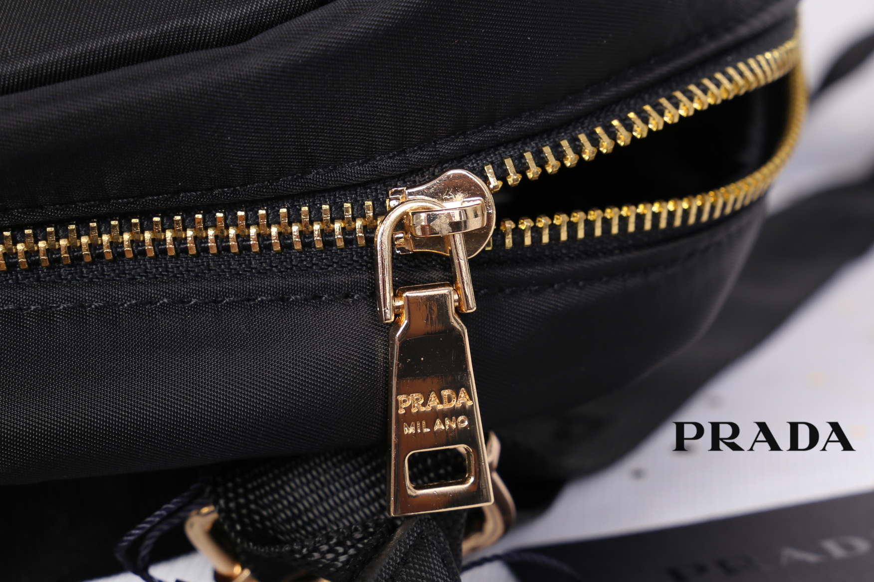 PRADA NYLON Bear BACKPACK กระเป๋าสะพายเป้ Premium gift จากเคาน์เตอร์ต่างประเทศรุ่น Limited edition วัสดุเป็น Nylon เนื้อหนาคุณภาพดีตามแบบฉบับของแบรนด์ ขนาดกำลังดี น้ำหนักเบา ด้านหน้าเป็นลายหมีปั๊กกลิ้ตเตอร์โลโก้แบรนด์ อะไหล่ทองหรูภายในซับ Polyester 100% ม
