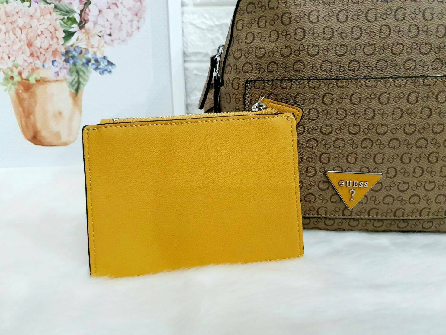 GUESS WOMAN'S BACKPACK กระเป๋าสะพายเป้หนังสวยขนาดกำลังดี สกีนโลโก้รอบใบ น้ำหนักเบา ด้านหน้าประดับโลโก้แบรนด์สามเหลี่ยมโดดเด่น มีลูกเล่นที่ช่องด้านหน้าสามารถถอดออกถือเป็นครัชได้นะคะ ตัวกระเป๋าเปิดปิดด้วยซิปเป็นหลัก ภายในกว้าง บุด้วยผ้าสกีนลายโลโก้แบรน