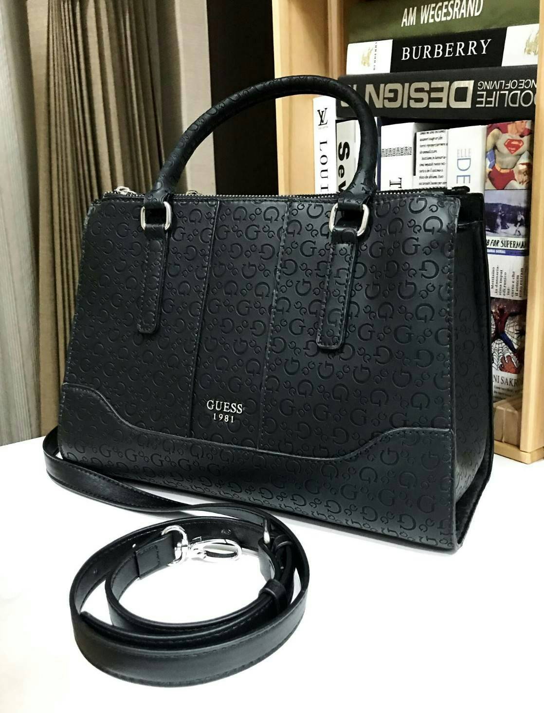 GUESS WOMAN SINGNATURE HANDBAG 2019 กระเป๋าสะพายรุ่นใหม่ล่าสุดจาก GUESS FACTORY หนังสวยอยู่ทรงปั้มลาย Singnature รอบใบ ด้านหน้าประดับโลโก้แบรนด์ ภายในมีโลโก้ ซับในลายแบรนด์ มีช่องแบ่งหลายช่องทั้งช่องซิปและช่องเล็ก ใส่ของแยกเป็นสัดส่วนสะดวกใช้ ขนาดกำลังดีส