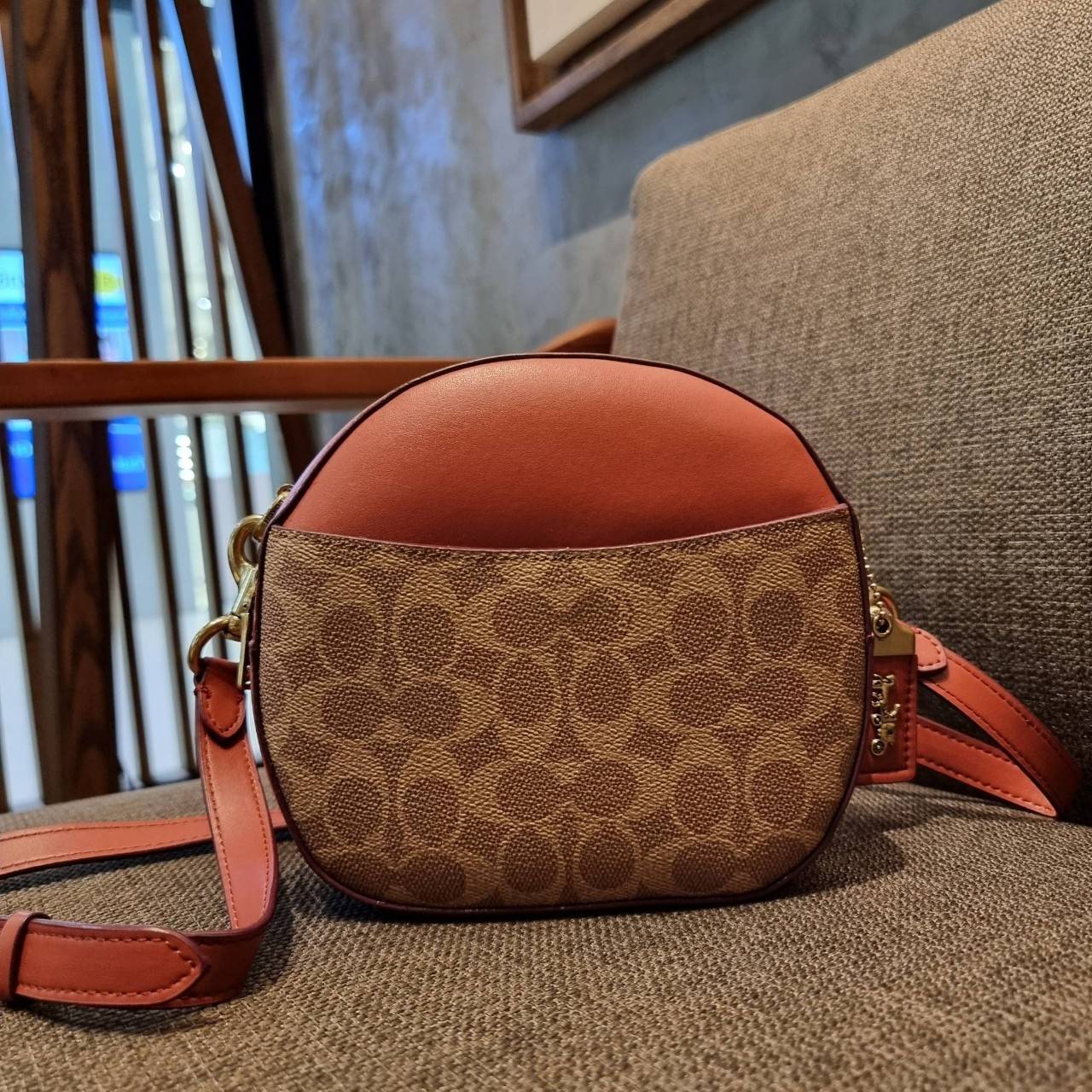 COACH 38680 CANTEEN CROSSBODY IN SIGNATURE CANVAS กระเป๋า crossbody รุ่นหายาก ทรงกลมสวยเด่น มีดีเทลเพิ่มความหรู ด้วยสีของอะไหล่ วัสดุหนังแคนวาสสลับหนังแท้ มีช่องย่อย เปิด-ปิดช่องหลักด้วยซิป ภายในโล่งกว้าง มีช่องซิปแยกให้อีก สายสะพายครอสปรับใช้ได้ตามตัว ใบ