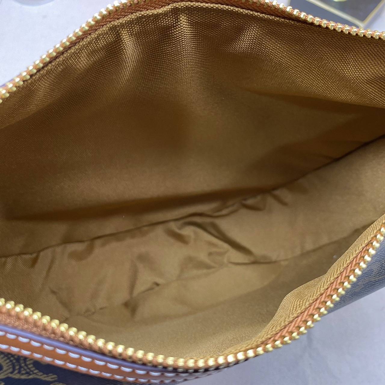 CELINE HOBO / CELINE HELOISE BAG IN SUPPLE CALFSKIN ไปตามตาลิซกัน ^^ เดอะเบสท์เซลเลอร์ต้องยกให้ กับกระเป๋าสะพาย ฟังก์ชั่นสุดเลิศ จุของได้เยอะ ดีไซน์รูปทรงใช้งานง่าย