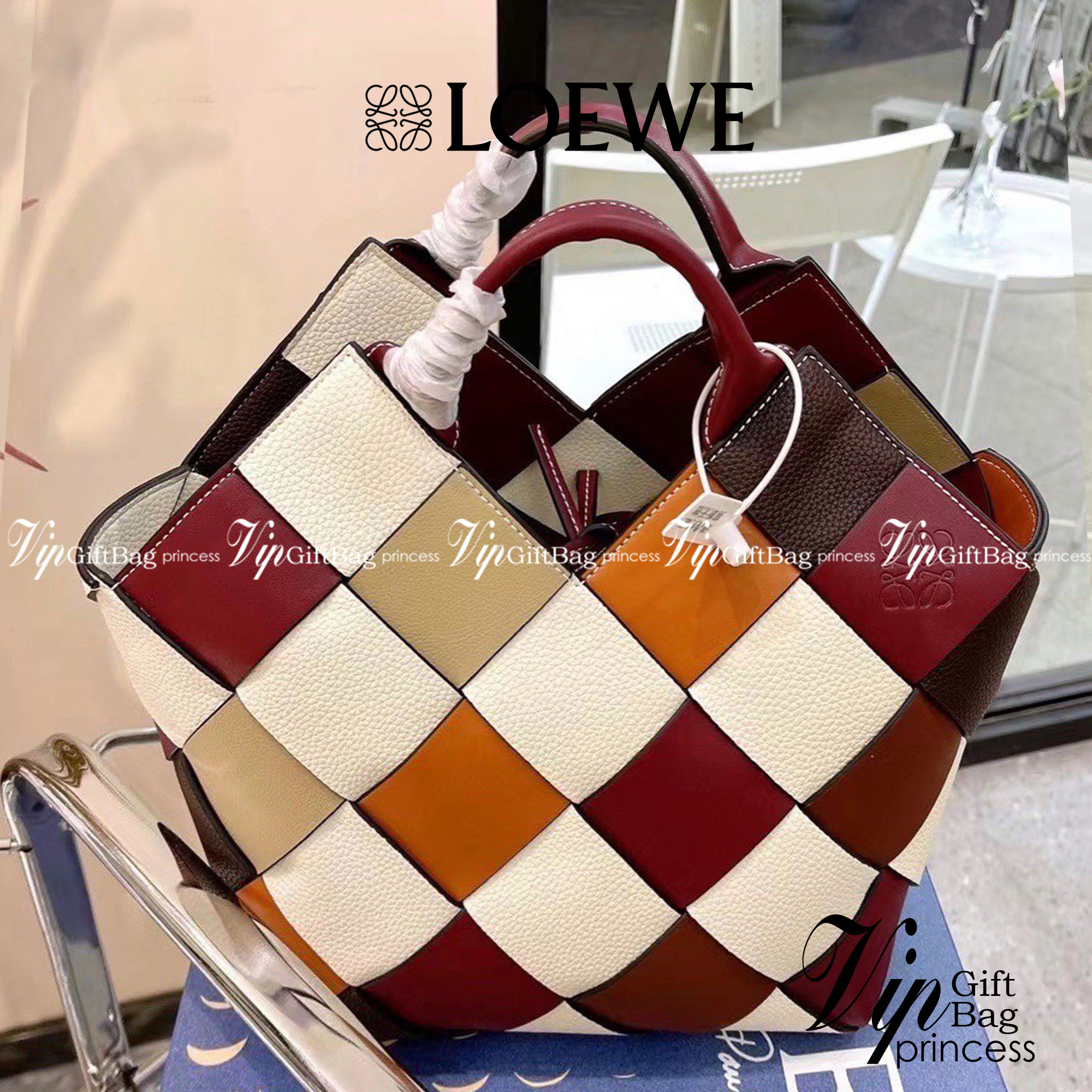 LOEWE SURPLUS LEATHER WOVEN BASKET BAG IN CLASSIC CALFSKIN พร้อมส่ง 5 สี ใหม่ล่าสุดและสวยที่สุด กระเป๋าสะพานที่ถักทอด้วยความปราณีต โดดเด่นด้วยสีที่จับมาคอนทราสได้ลงตัว ใบใหญ่จุได้แบบเน้นๆ วัสดุหนังวัวแท้เต็มใบ หรูเลิศ ปากกระเป๋ามีสายหนังสำหรับผูกรวบปากกระ