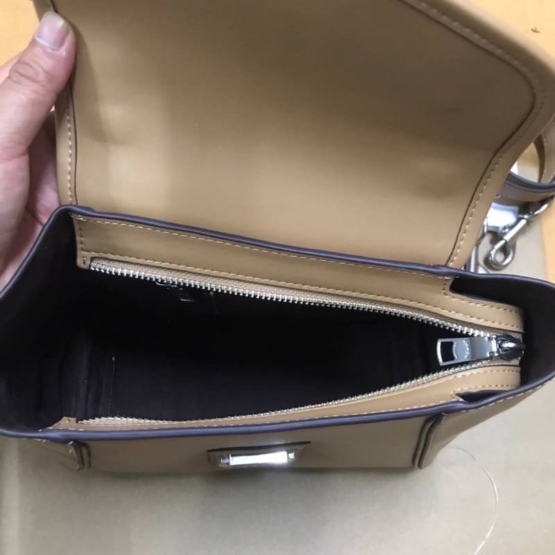 COACH COURIER CARRYALL 23 IN COLORBLOCK SIGNATURE CANVAS พร้อมส่ง 7 แบบ พร้อมส่ง ลุคดูไฮสุดๆค่ะ! กระเป๋าสะพายหนังหรูหราและคลาสสิค หนังแท้ชั้นดีที่สุด น้ำหนักเบา หนังสวยมากก สัมผัสแล้วหลงรักแน่นอนจ้าา😘