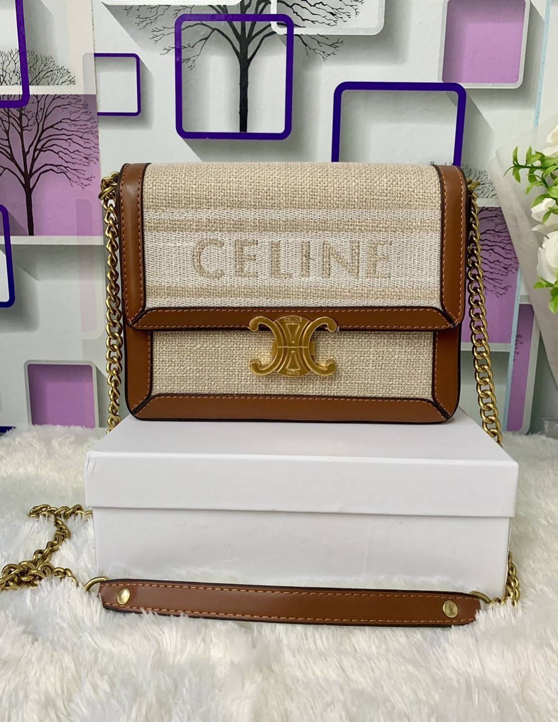 CELINE TRIOMPHE BAG VIP GIFT WITH PURCHASE (GWP) พรีเมี่ยมกิ๊ฟ Limited Edition จาก CELINE PERFUME DUTYFREE COUNTER วัสดุ Textile Canvas & CalfSkin ดีไซน์ทรงสี่เหลี่ยมผืนผ้า อะไหล่ทอง ด้านหน้าปักโลโก้แบรนด์เด่นชัด ด้านหลังมีช่องสำหรับใส่ของอีก 1 ช่อง สายสะ