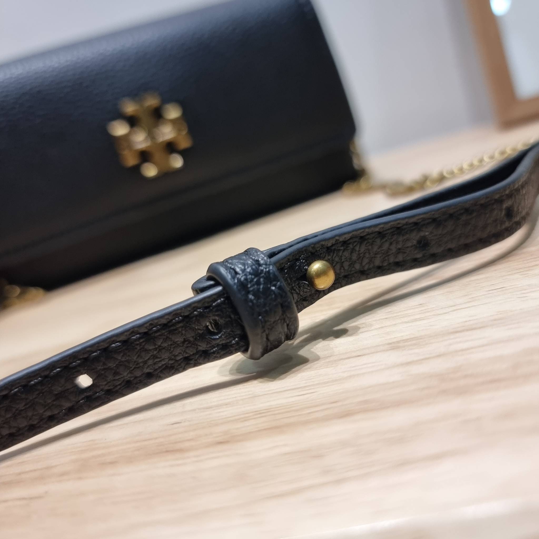 TORY BURCH LIMITED-EDITION MINI BAG รุ่นลิมิเต็ด ที่ sold out ไปแล้วหลายช็อป มีมาให้ช้อปที่นี่! กับกระเป๋าสะพายข้างทรงผู้ดี ไซส์มินิ ที่ผลิตมาในจำนวนจำกัด โดดเด่นด้วยอะไหล่ทองคลาสสิคหรูหรา และสายสะพายโซ่สลับหนัง ทำให้สะพายได้โดยไม่เจ็บไหล่