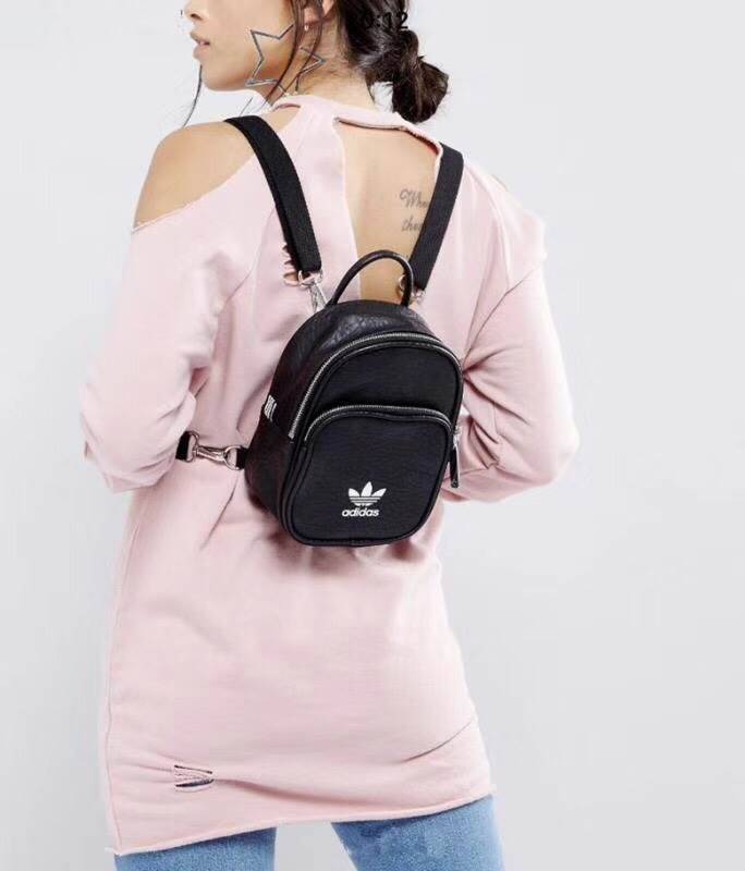 New !!! Adidas Mini Backpack Bag 2018 กระเป๋าทรง sport ขนาดน่ารัก ขึ้นลายสวย หนังนิ่ม ด้านหน้ามีช่องซิปหนึ่งช่อง ใส่ของจุกจิกได้เยอะ ช่องซิปหลักด้านในโล่ง ใส่ของจุ มีอีก 1 ช่องเล็กให้ใส่ของได้ รุ่นนี้มาพร้อมสายยาว2สาย ปรับรูปแบบการใช้งานได้หลากหลาย ถอดออก