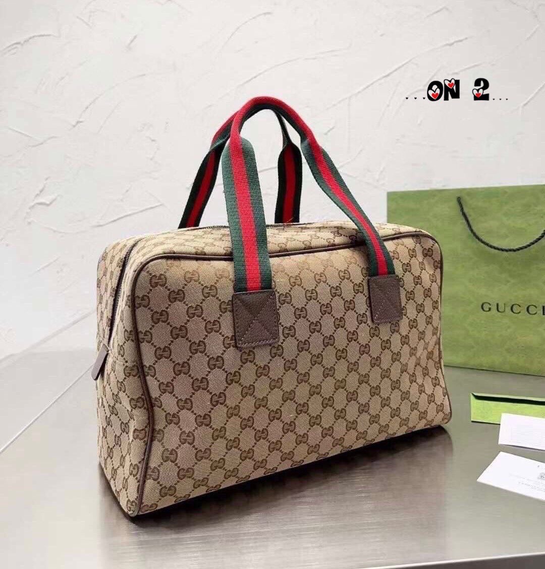 GUCCI Keepall Bag / GUCCI travel bag / GUCCI Vintage Monogram Web Handles Overnight Duffle Travel Bag กระเป๋าเดินทาง เตรียมความพร้อมสำหรับทริปเที่ยวช่วงสิ้นปี!! ดีไซน์เรียบง่าย แฝงความคลาสสิค ที่ใช้ได้ทั้งชายและหญิง