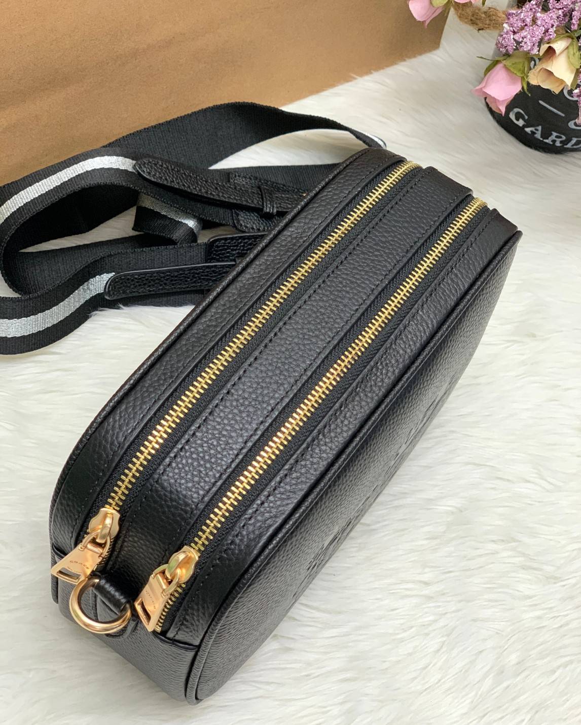 Coach Leather Jes Crossbody in Colorblock ((72704)) กระเป๋าสะพายข้าง//ครอสบอดี้ร์ วัสดุหนังแท้ หนังนิ่มสวยงาม มากๆค่ะ ด้านหน้ามีโลโก้แบรนด์เด่นชัดสะดุดตา ช่องหลักแบ่งเป็น2ซิป แต่ละช่องกว้าง ใส่กระเป๋าเงินใบยาวได้ ของอื่นๆได้จุค่ะ มีช่องเล็กให้ใส่ของจุกจิก